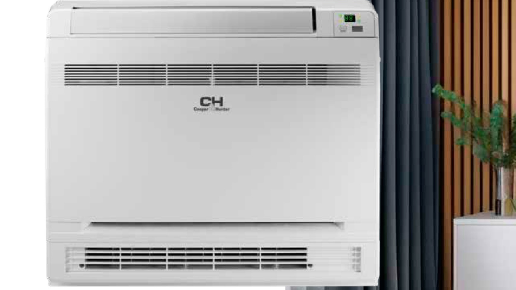 Cooper&Hunter CONSOLE NG CH-S18FVX2-NG konsolė prie lango interjere su užuolaidomis ir medinėmis lamelėmis