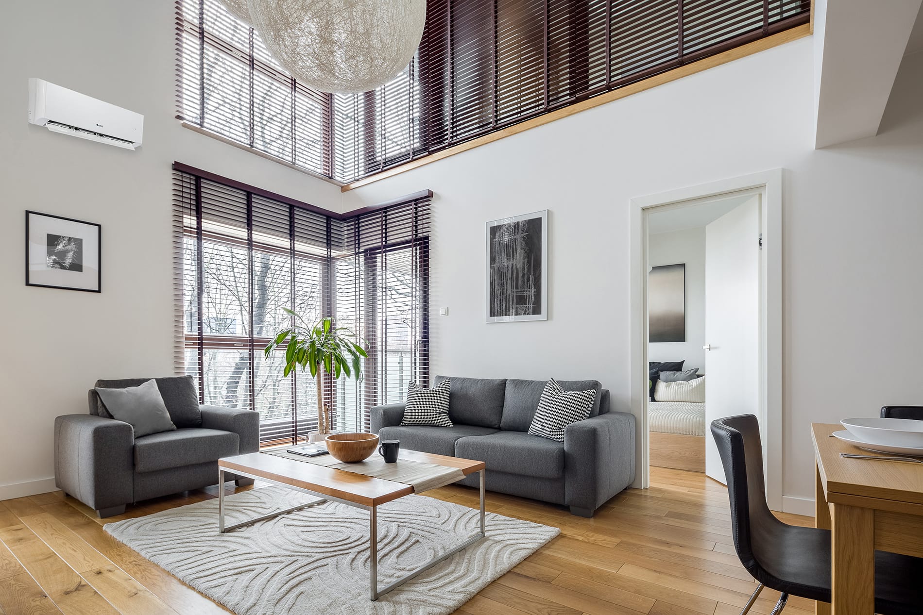 GREE Amber Nordic GWH24YE vidinis blokas šviesioje dviaukštėje svetainėje