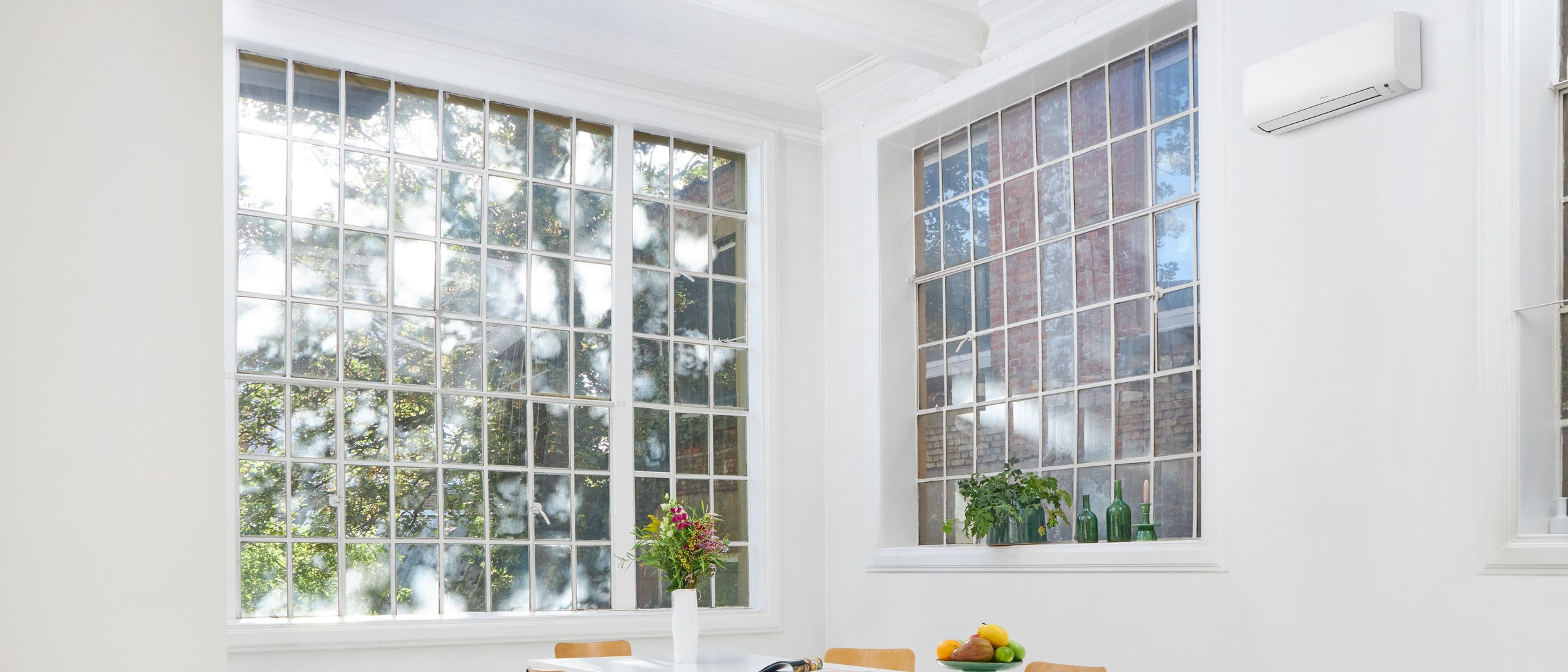 Daikin Comfora FTXP25N sieninis oro kondicionierius šviesiame valgomajame