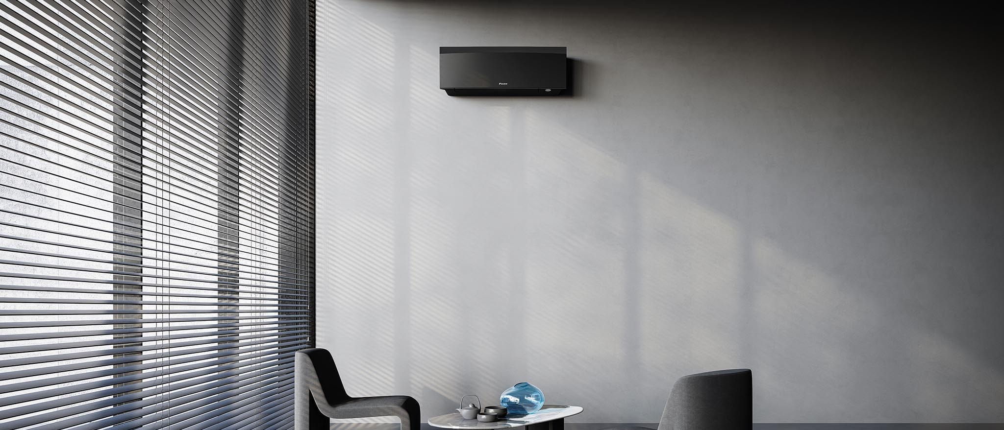 Matinio juodo Daikin Emura FTXJ35AB vidinis blokas modernioje svetainėje