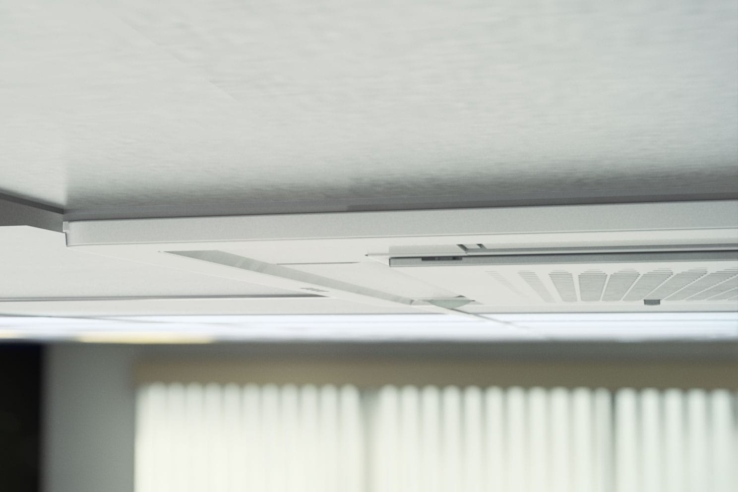 „Daikin Fully Flat“ kasetės kraštas iš arti – skydelis beveik lygus su lubų plokštėmis