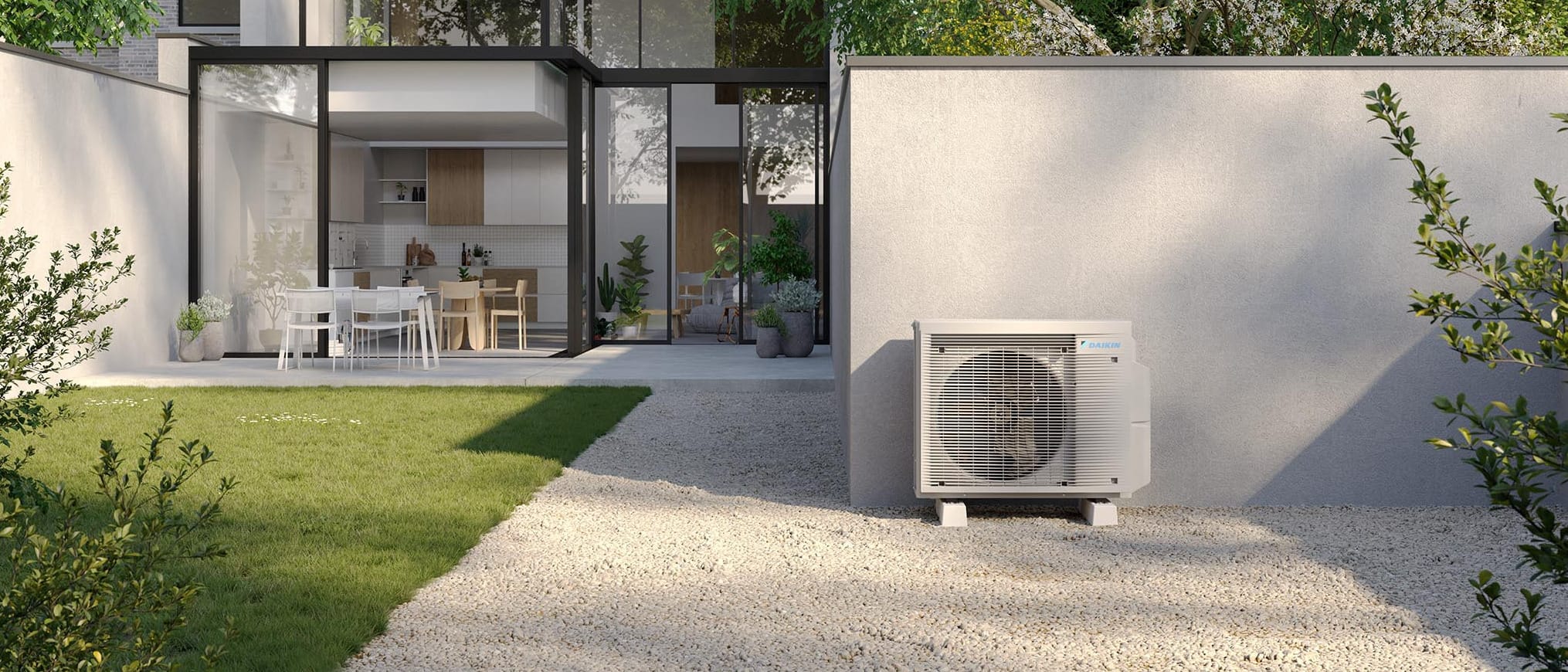 Daikin 2MXM68A8: vienas „Daikin“ multi-split lauko blokas sode prie modernaus namo su terasa