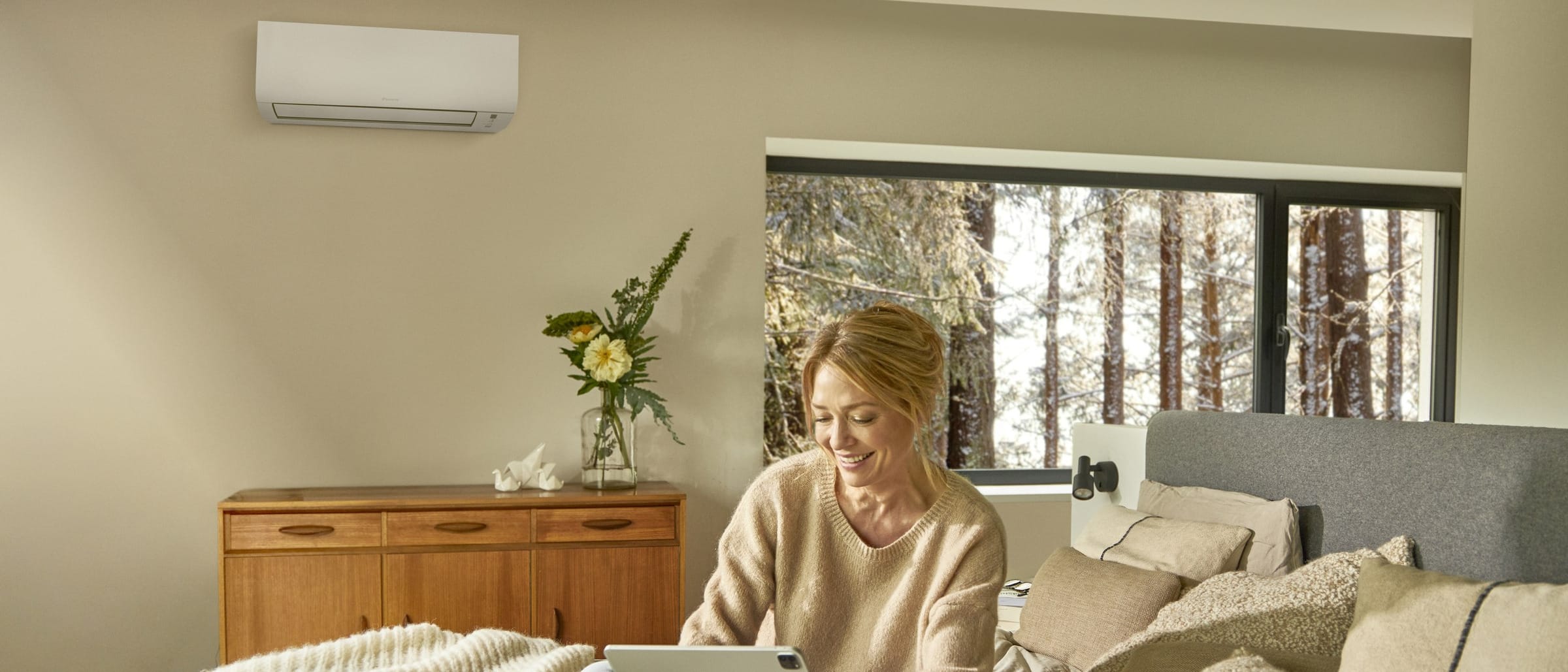 Daikin NORDIC Comfora FTXTP35A miegamajame, už lango žiemos miškas