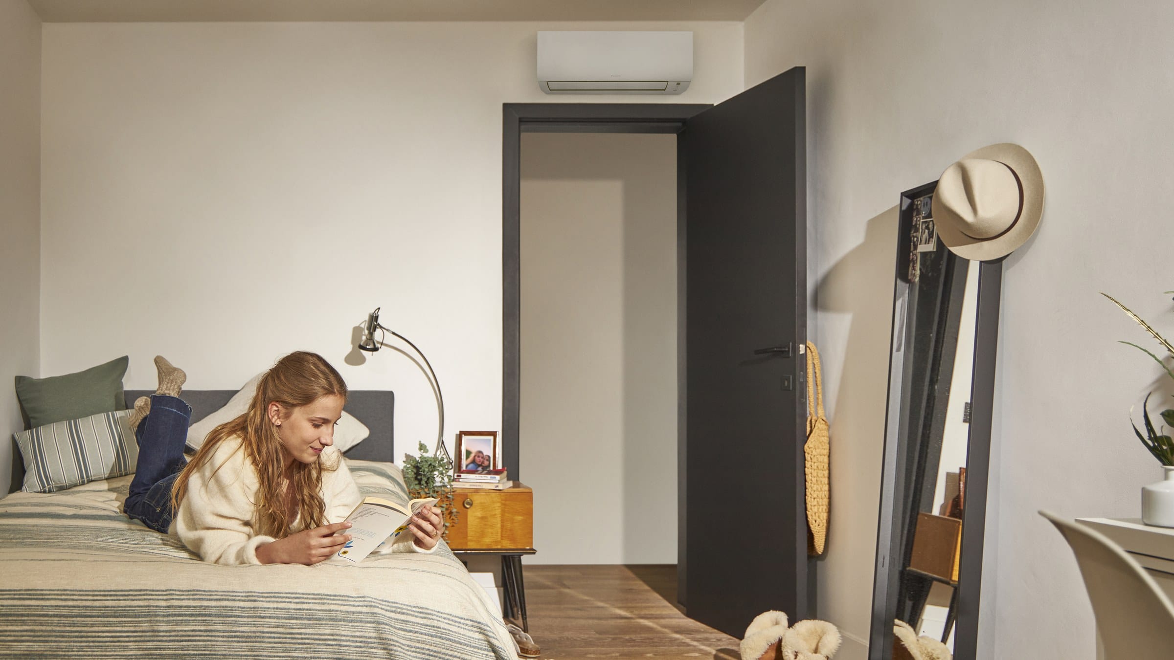 Kompaktiškas Daikin NORDIC Comfora vidinis blokas virš durų