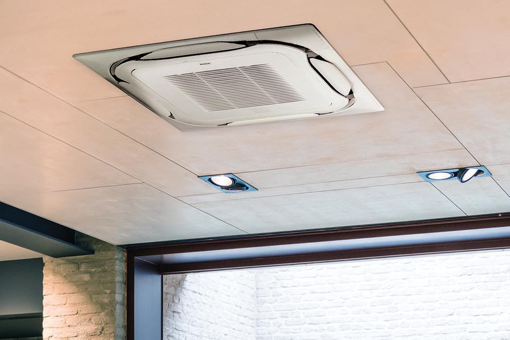 „Daikin Round Flow“ kasetė su standartiniu baltu skydeliu, įmontuota butiko kabamosiose lubose