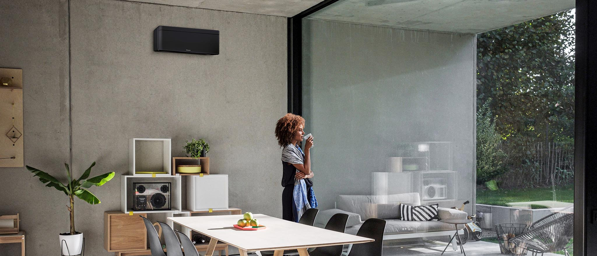 Matinis juodas Daikin Stylish FTXA20CB vidinis blokas modernioje lofto erdvėje