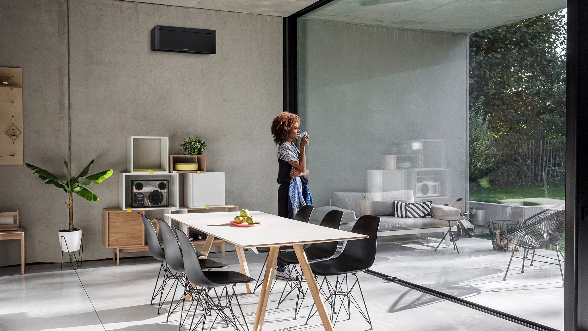 Matinis juodas Daikin Stylish vidinis blokas modernioje lofto erdvėje