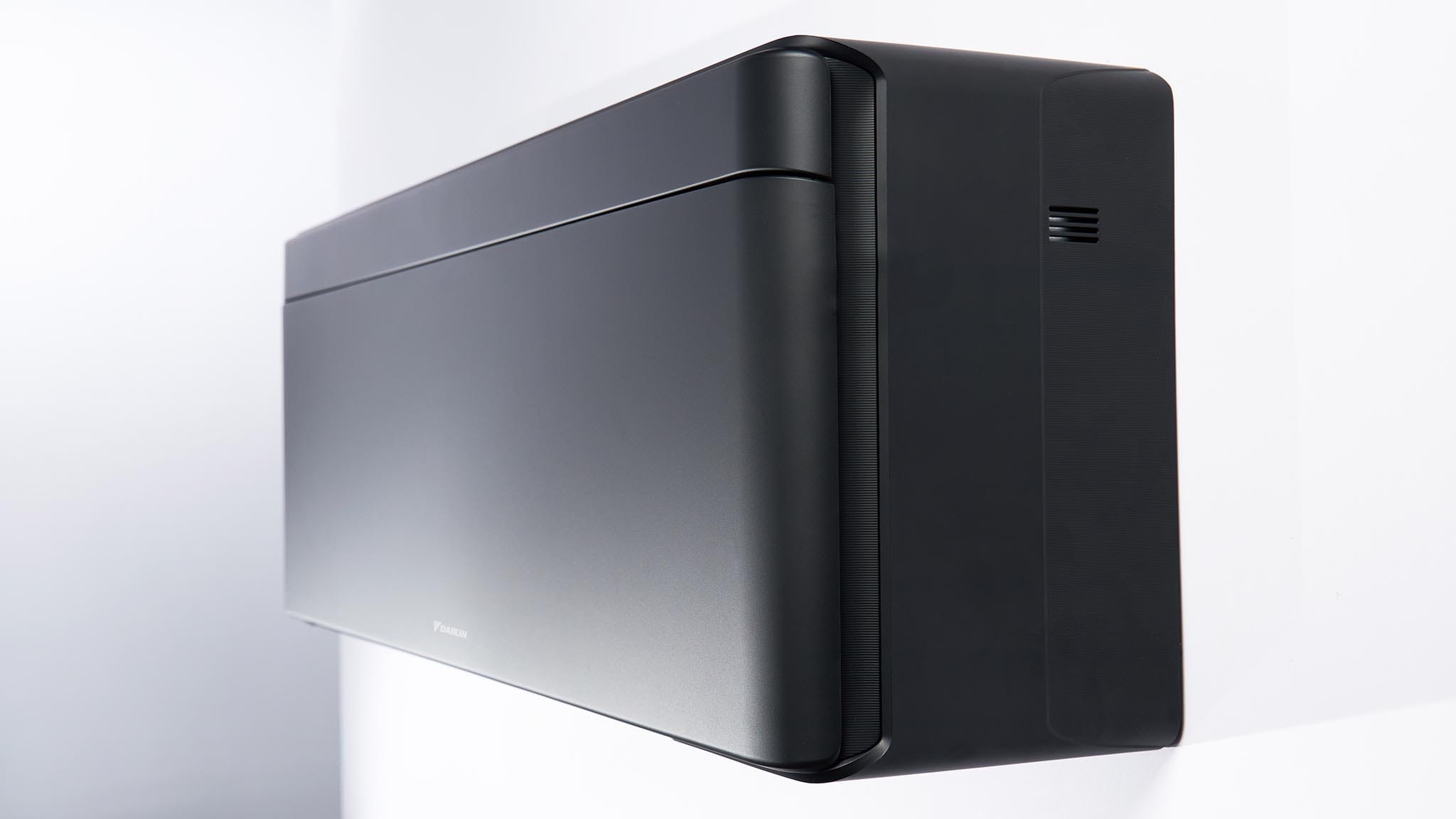Matinio juodo Daikin Stylish FTXA20CB vidinio bloko profilis – vos 189 mm gylio