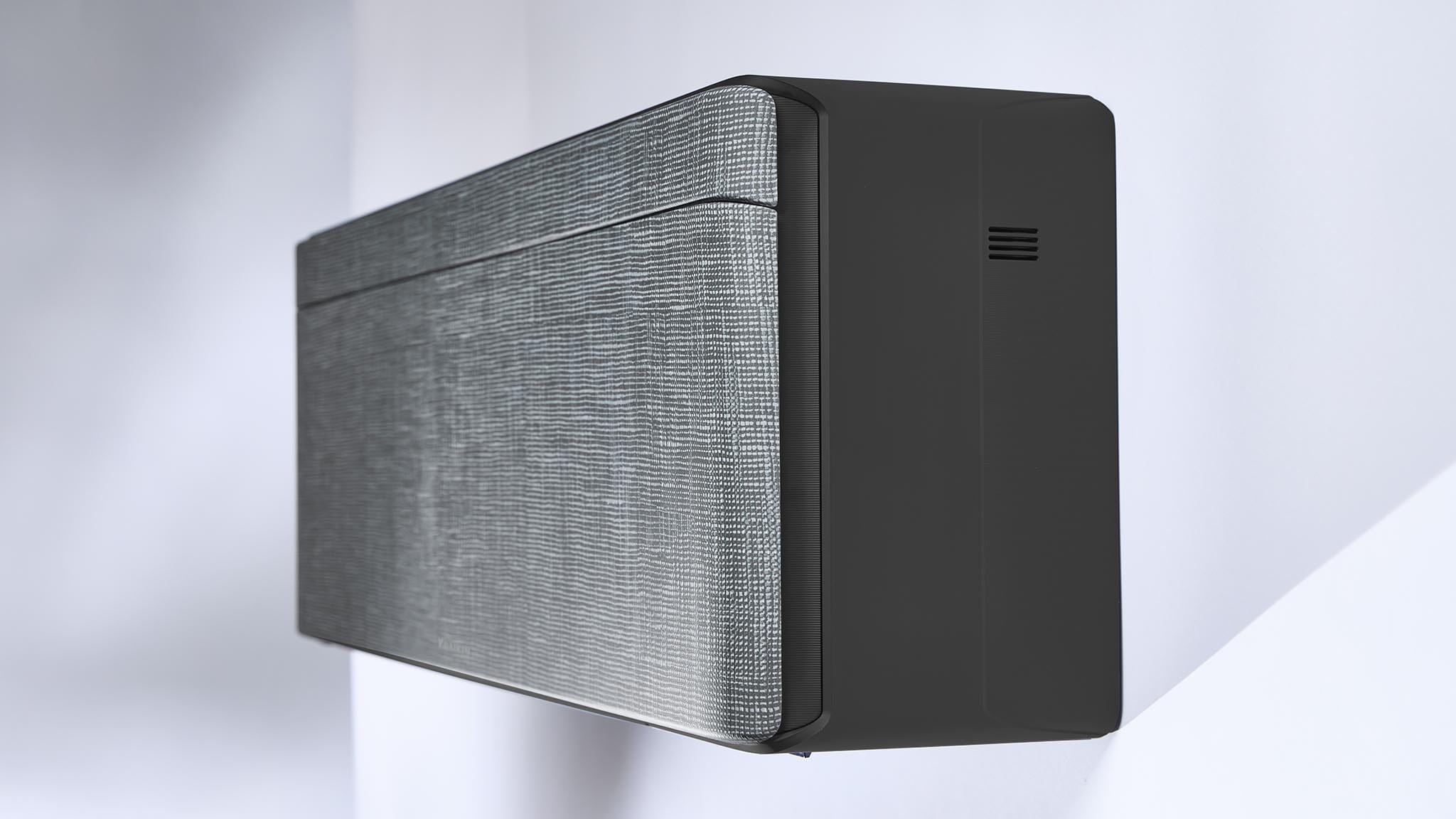 Daikin Stylish FTXA20DG pilko audinio stiliaus priekinis skydelis ir juodas korpusas iš arti