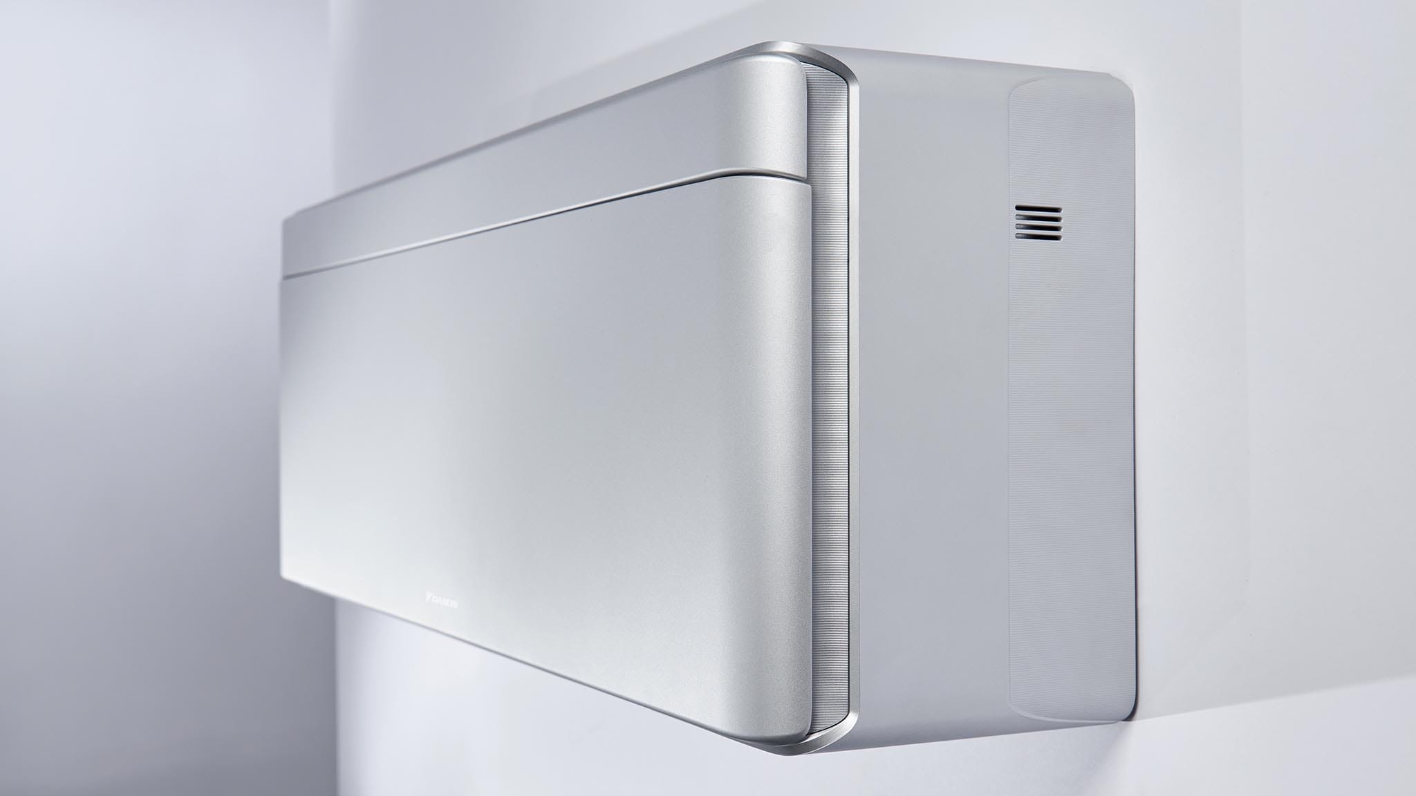 Sidabrinio Daikin Stylish FTXA25CS vidinio bloko profilis – vos 189 mm gylio