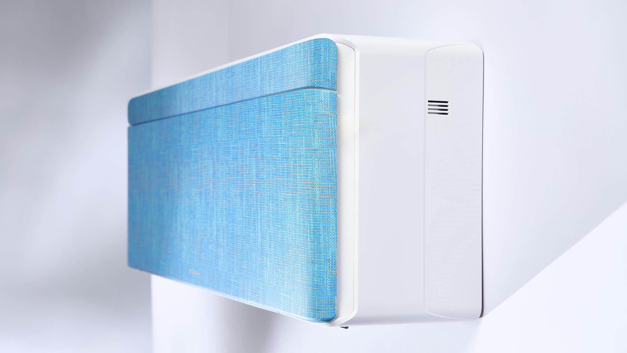Daikin Stylish FTXA20DC spalvoto audinio stiliaus priekinis skydelis ir baltas korpusas iš arti