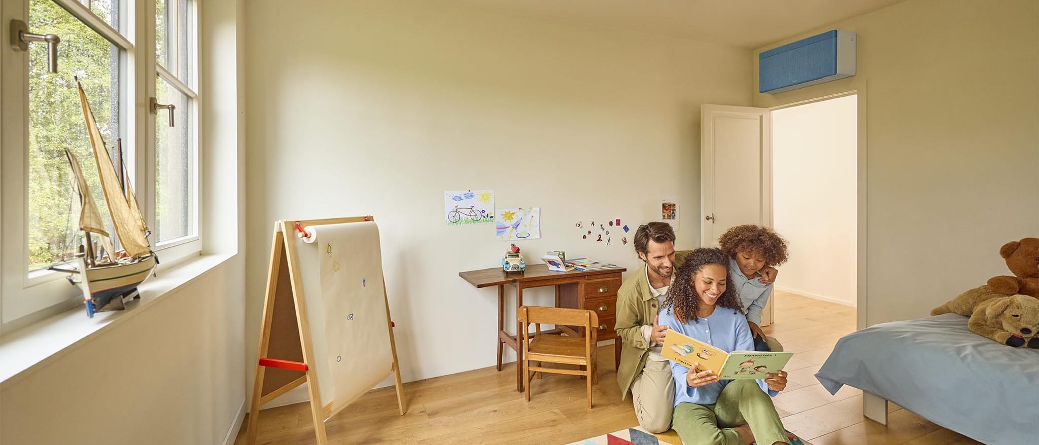 Daikin Stylish FTXA20DC su spalvoto audinio stiliaus skydeliu ir baltu korpusu šviesiame vaikų kambaryje