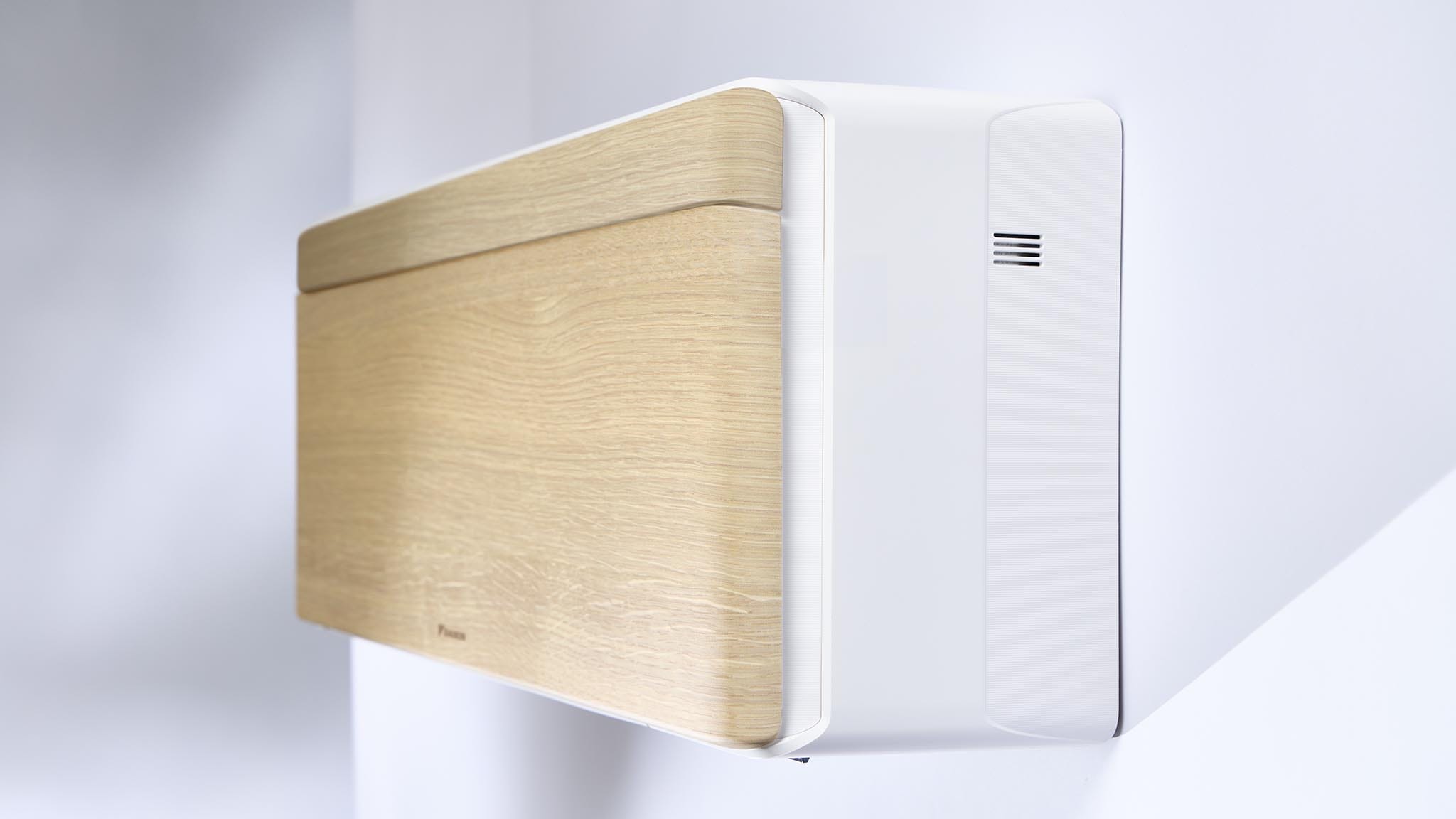Daikin Stylish FTXA25DP šviesaus medžio stiliaus priekinis skydelis ir baltas korpusas iš arti