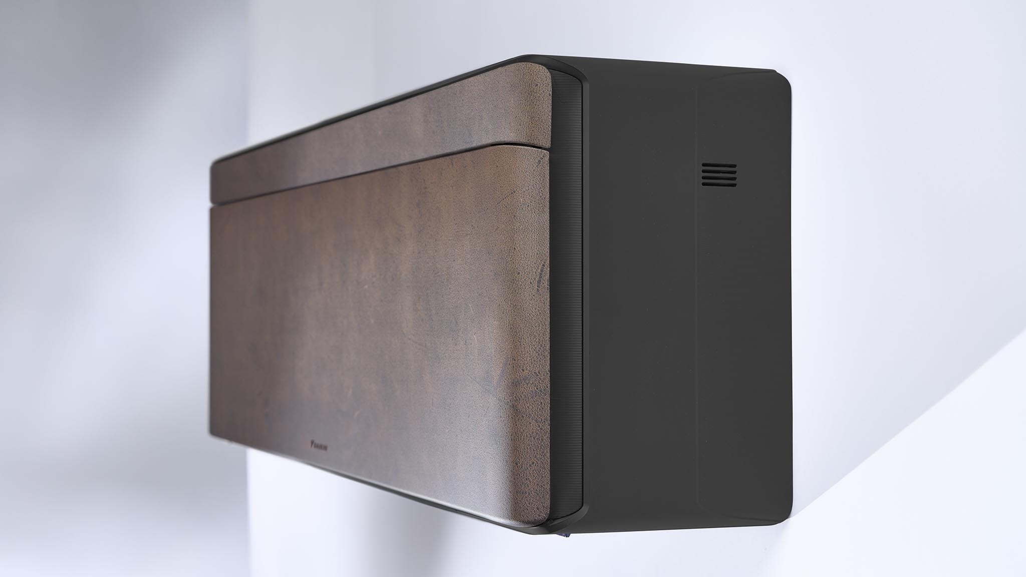 Daikin Stylish tamsiai rudos odos stiliaus priekinis skydelis ir juodas korpusas iš arti