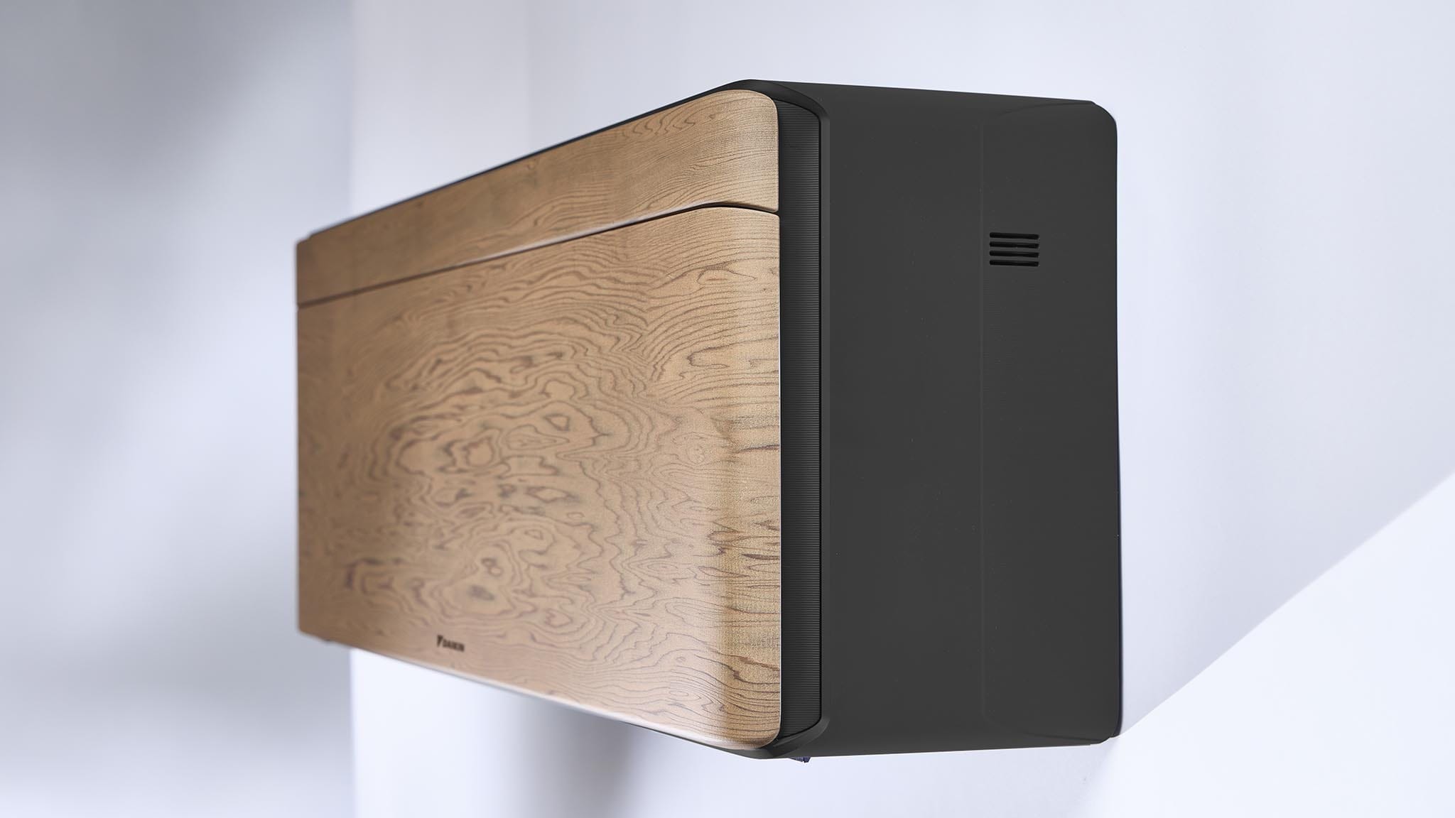 Daikin Stylish tamsaus medžio stiliaus priekinis skydelis ir juodas korpusas iš arti