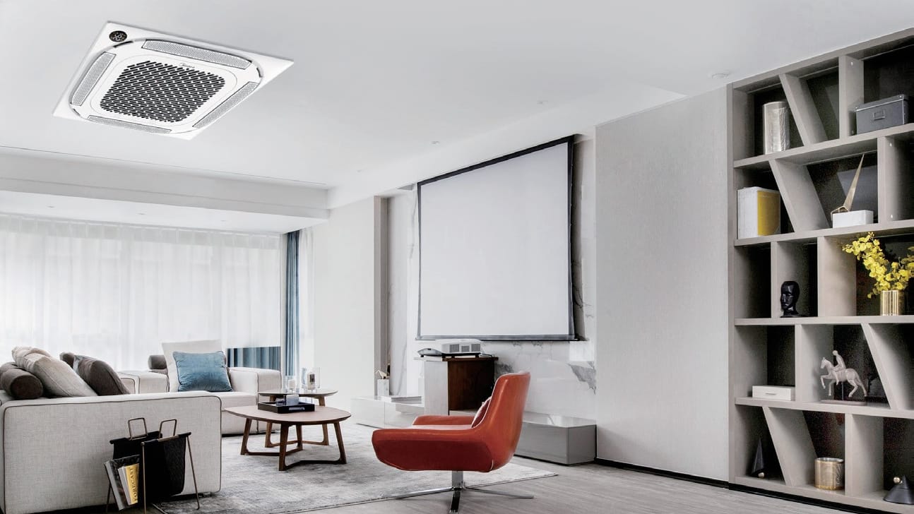 Midea Compact MCA4U-12HRFNX-QRD1W(GA) kasetė erdvios svetainės lubose – oro srautas iki 5,5 m