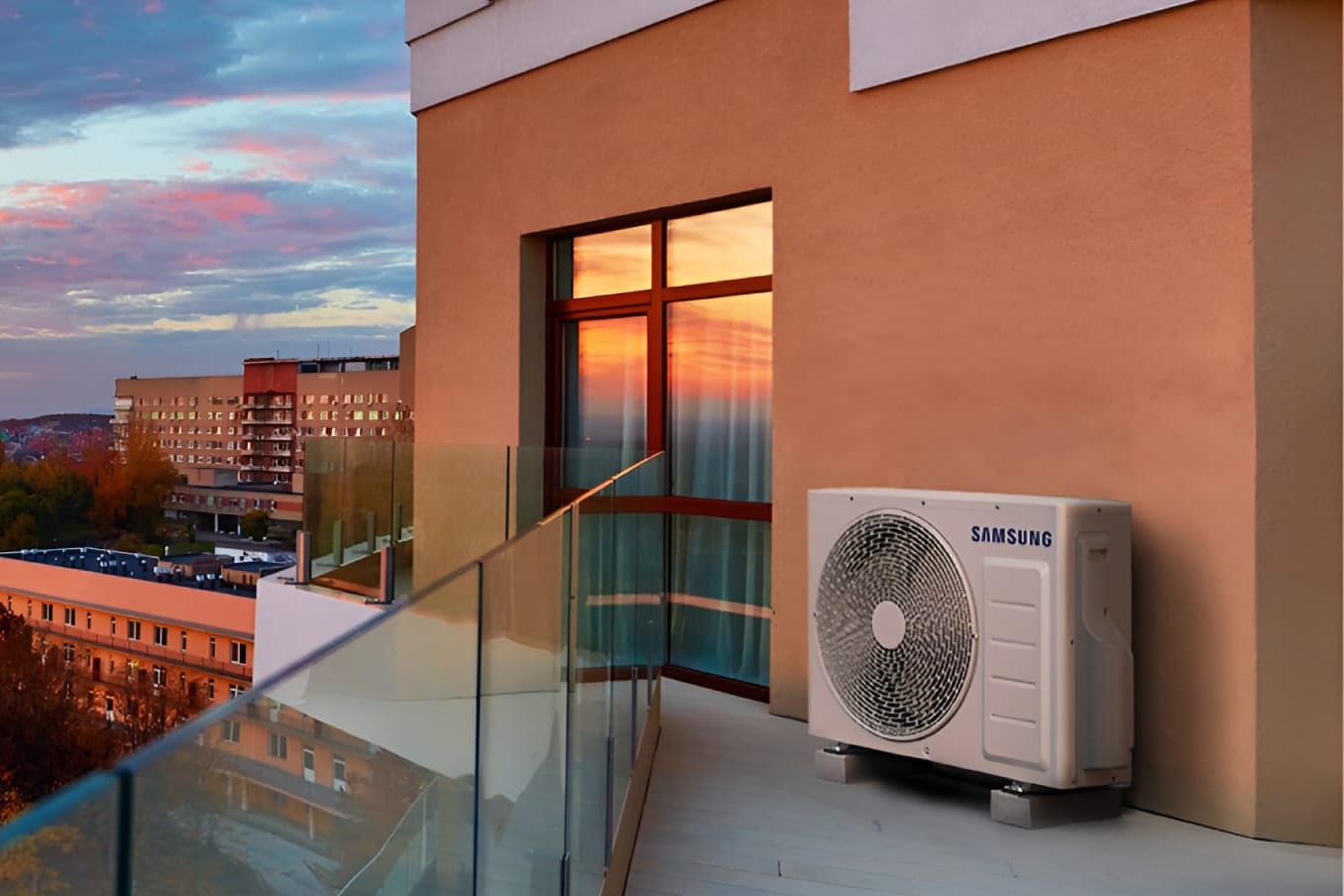 Samsung multi-split lauko blokas balkone rudenį – FJM AJ040TXJ2KG šildo iki −15 °C ir vėsina iki 46 °C lauko temperatūros