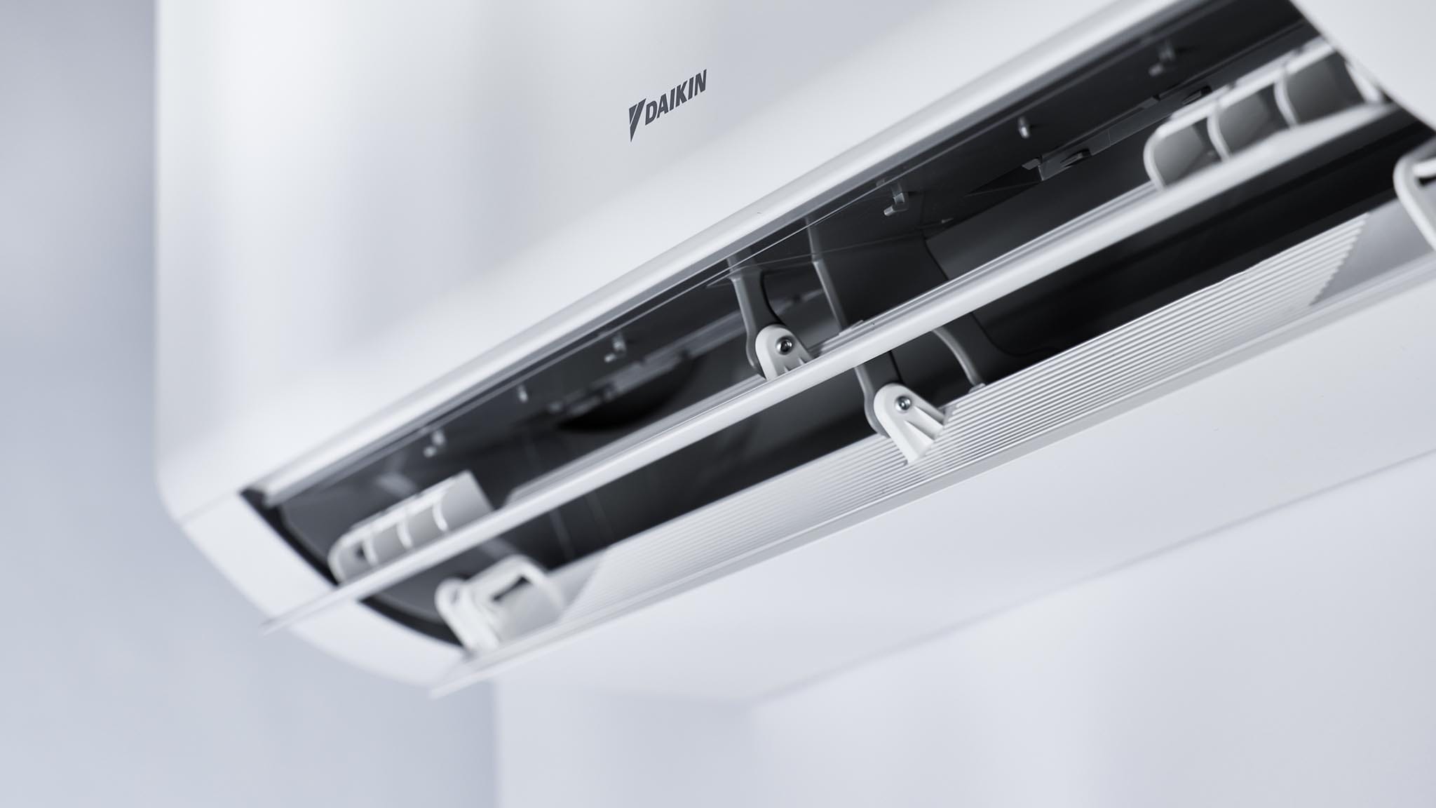 Atviros „Daikin Perfera“ FTXM42A sklendės ir vertikalios mentelės, kurios kartu sukuria 3-D oro srautą