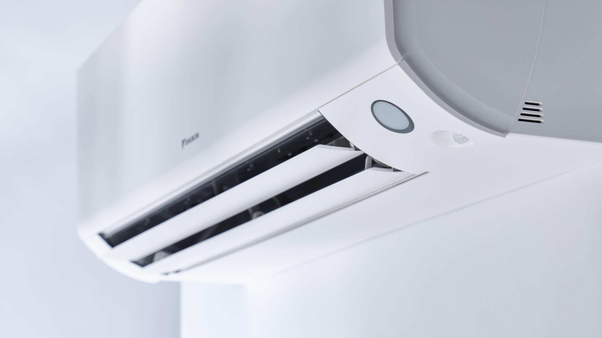 Atsivėrusios dvigubos „Daikin Perfera“ FTXM42A mentės, kurios su „Comfort+“ nukreipia oro srautą