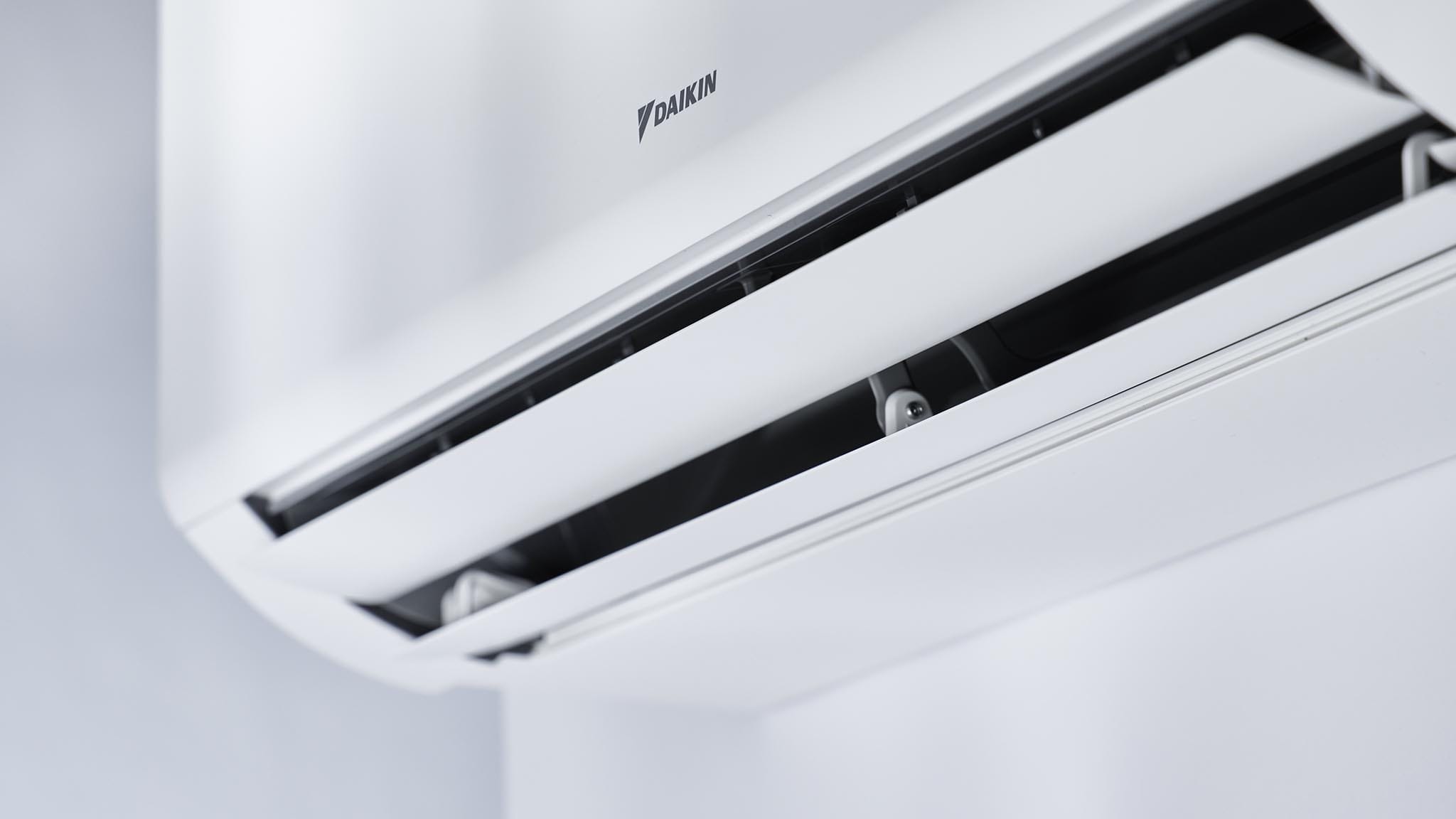 Atvertos Daikin Perfera „Comfort+“ dvigubos sklendės ir oro srauto žaliuzės