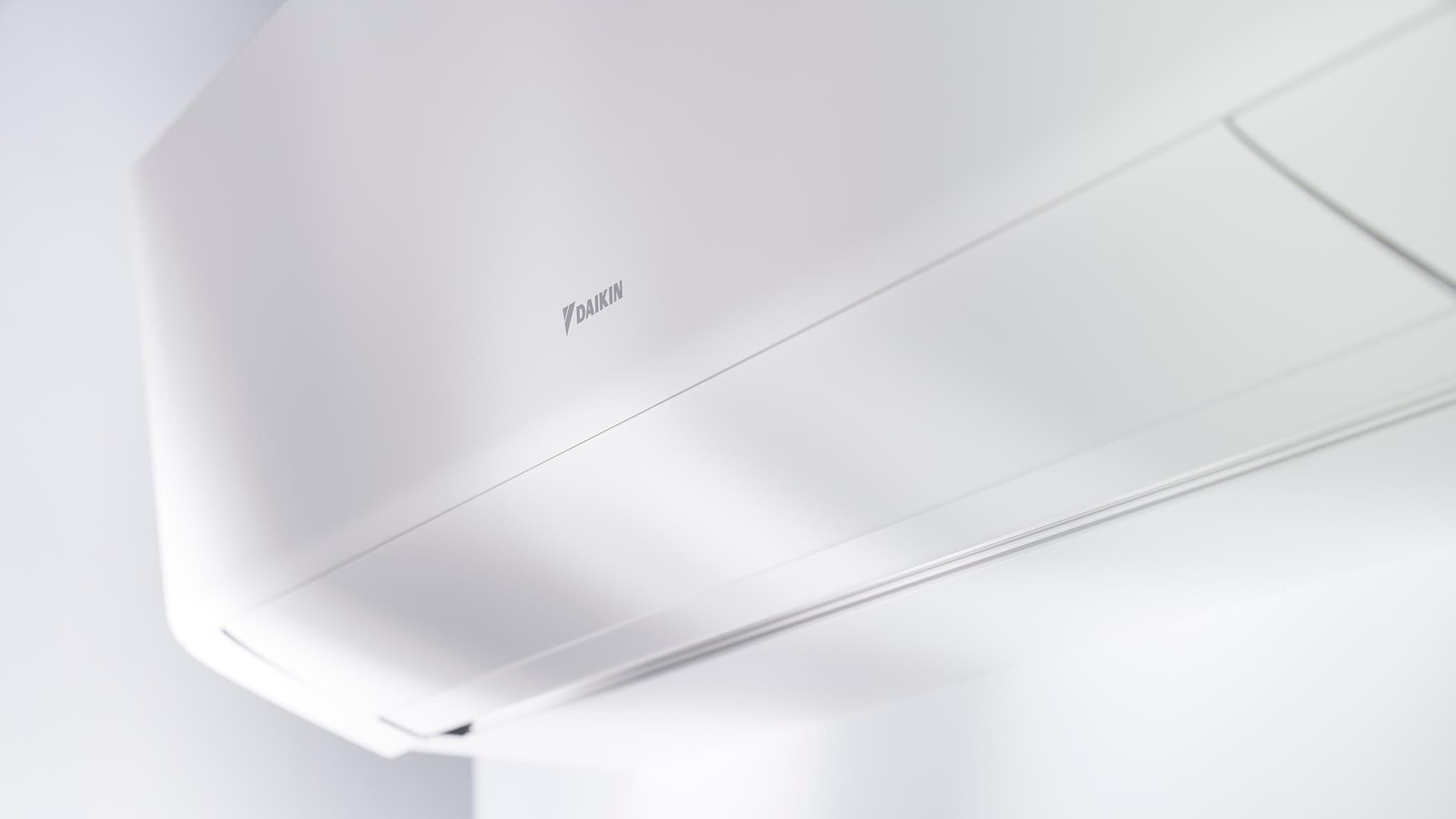 Didesnio „Daikin Perfera“ FTXM60A korpuso sklandžios linijos ir priekinis skydelis iš arti