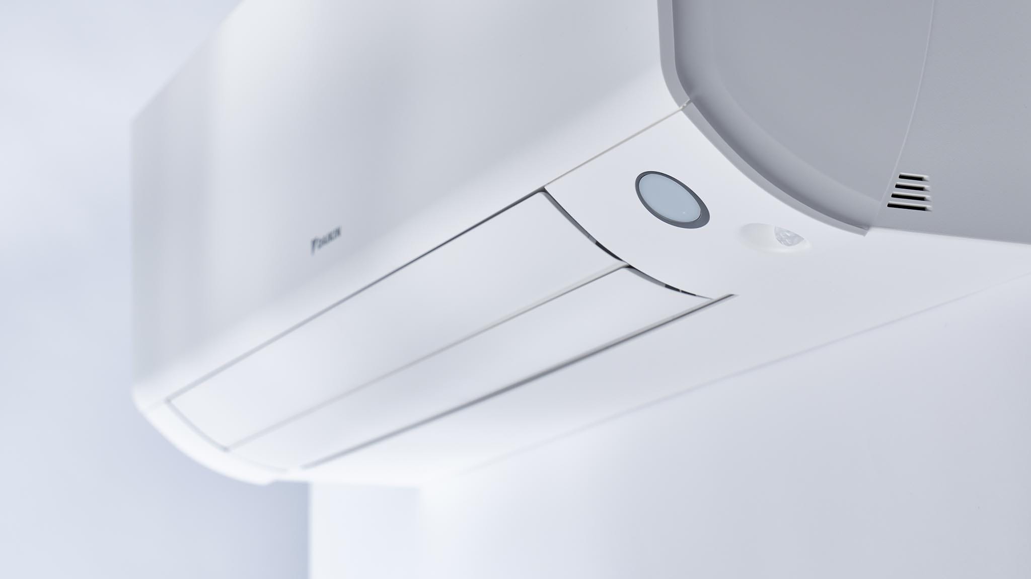 Balto Daikin Perfera FTXTM30A vidinio bloko korpusas su jutikliu ir logotipu