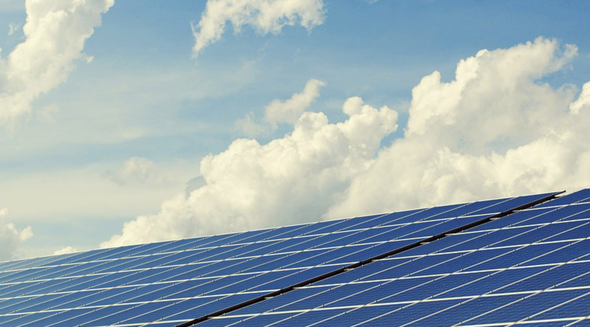 Midea M-Thermal Arctic HB-A100/CDS90GN8-B2 + MHA-V10W/D2N8-B2 Smart Grid ir saulės energija – saulės moduliai