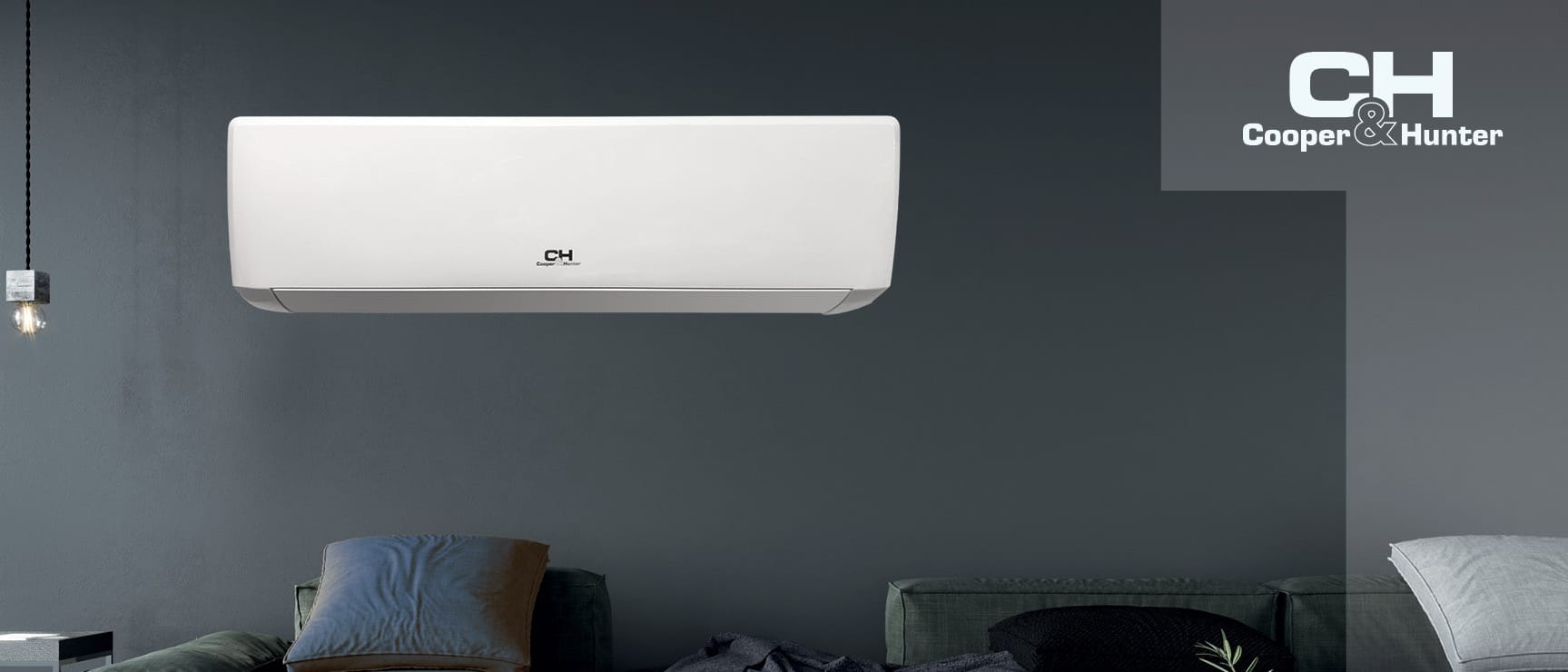 Cooper&Hunter VITAL Inverter CH-S24FTXF2-NG(I) multi-split vidinis blokas tamsioje svetainėje virš sofos