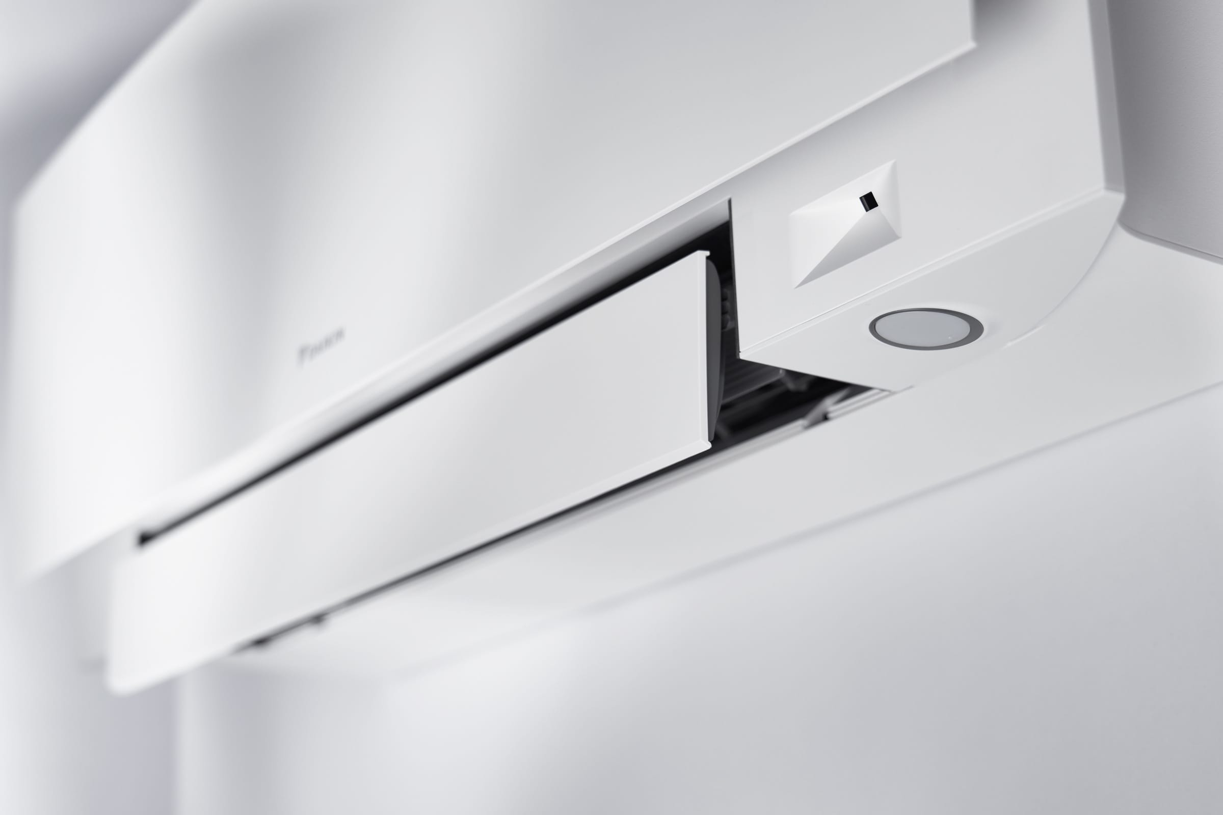 Balto Daikin Emura FTXJ25AW išmanusis šiluminis jutiklis ir Daikin Eye