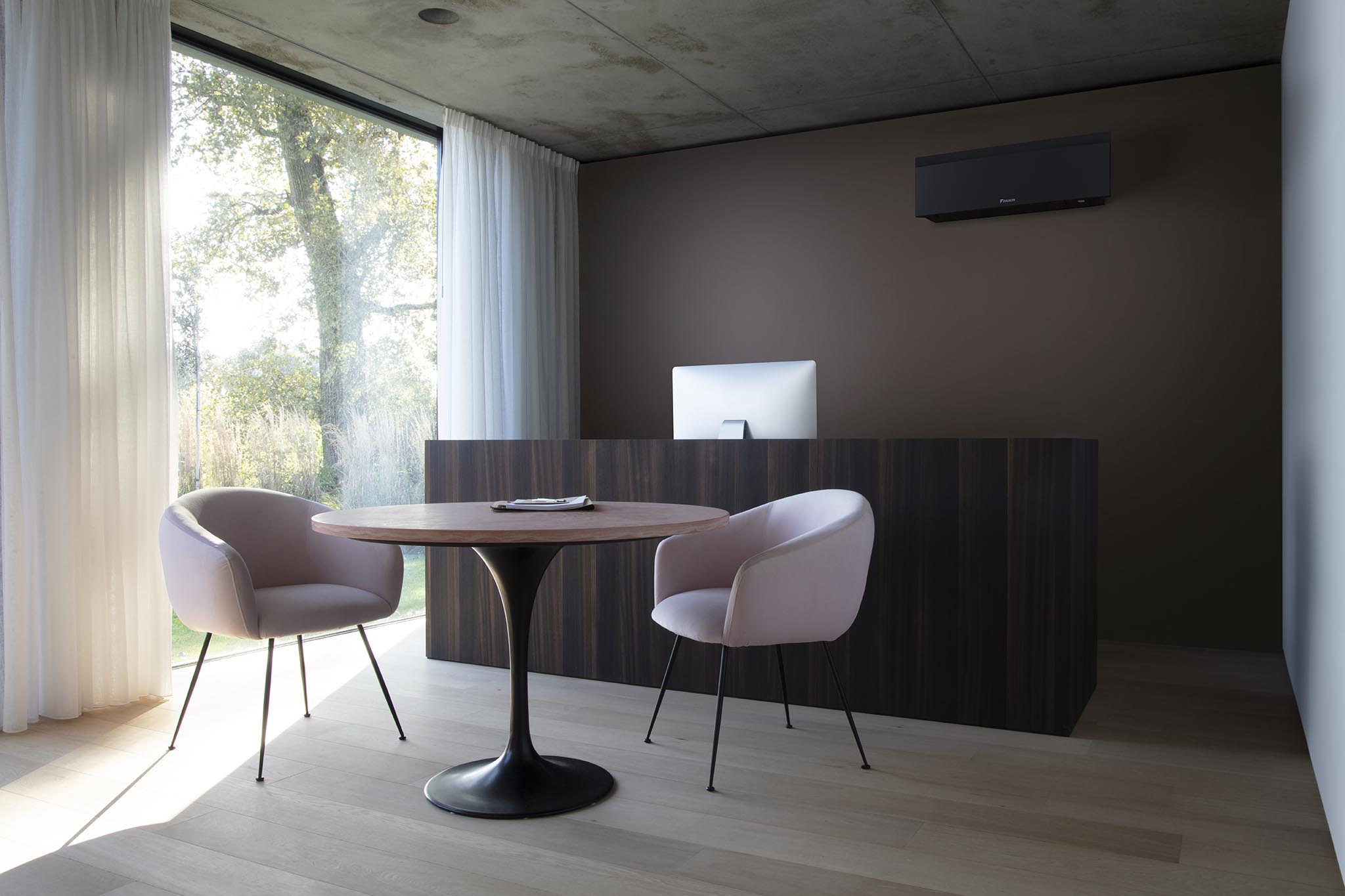 Daikin Emura FTXJ35AB juodas vidinis blokas darbo kabinete