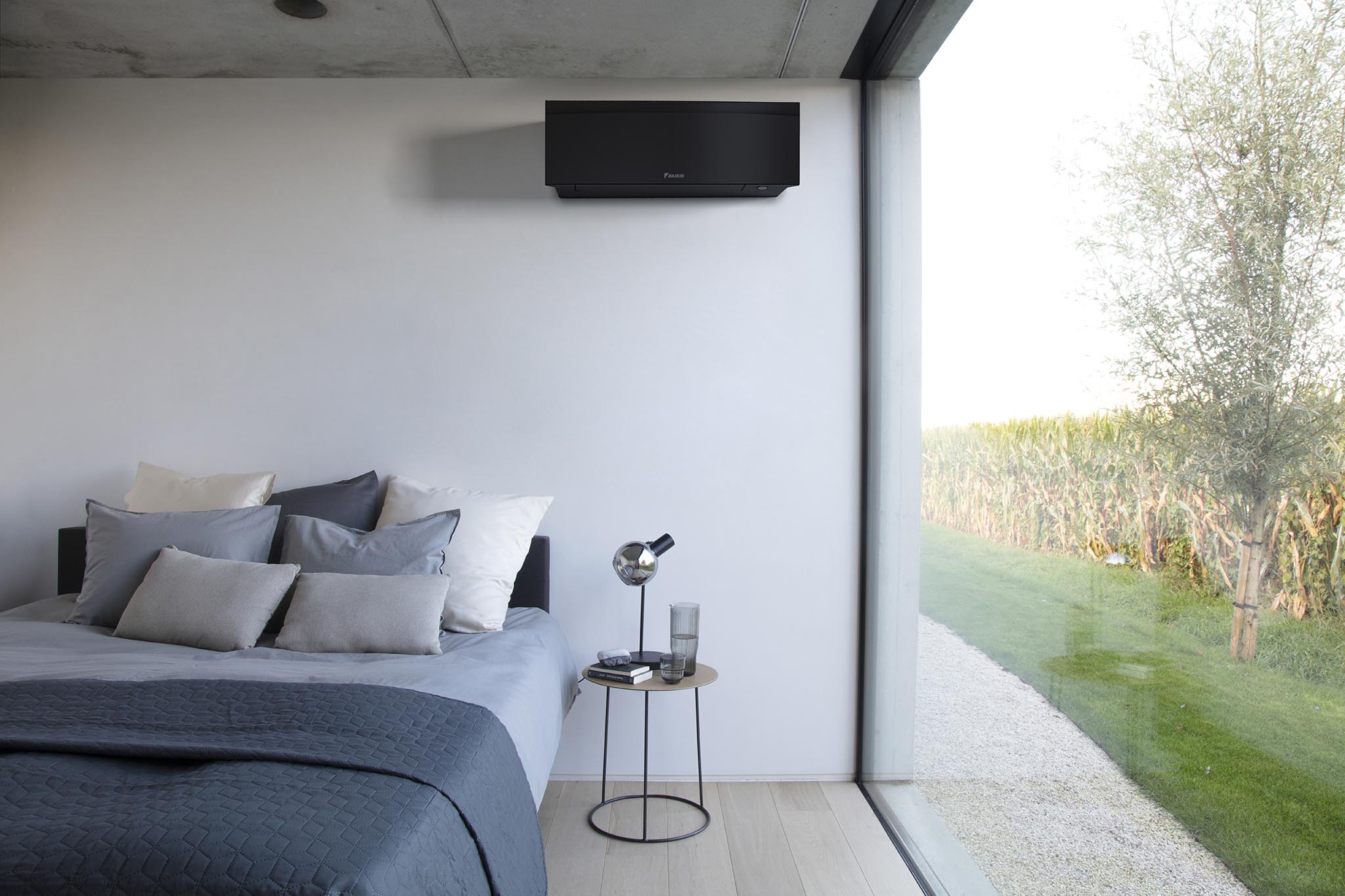 Daikin Emura FTXJ35AB juodas vidinis blokas miegamajame