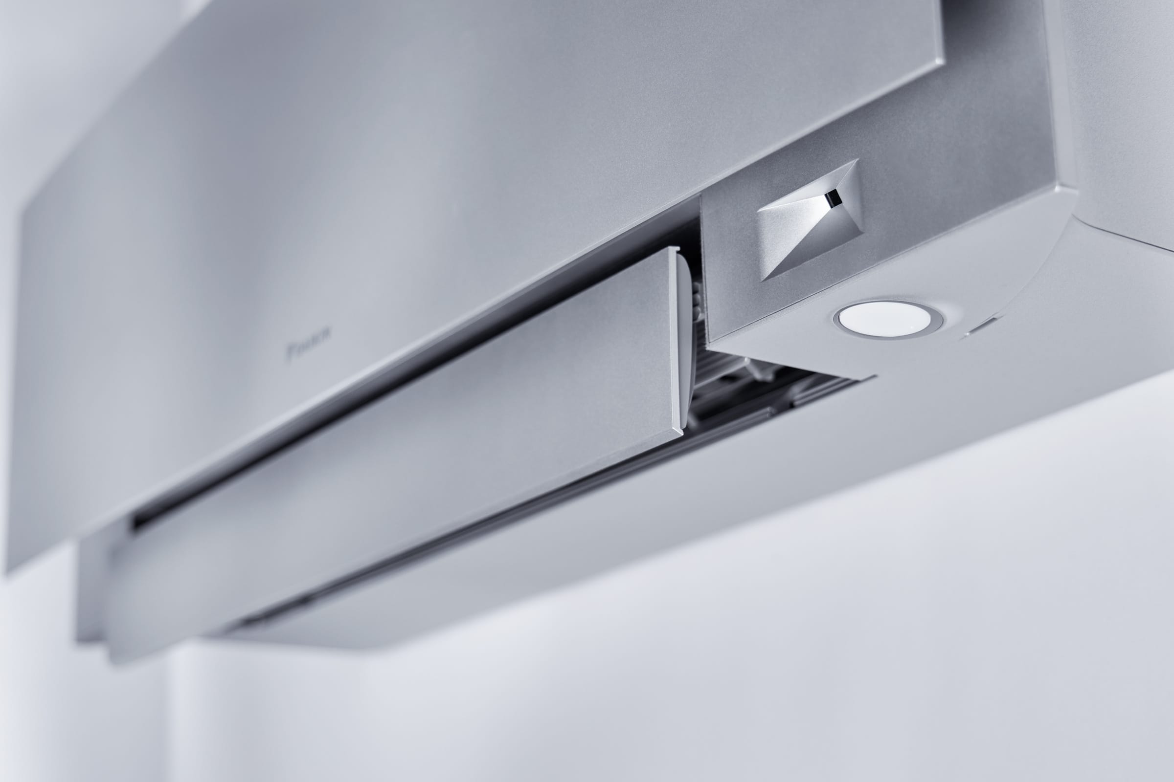 Sidabrinio Daikin Emura FTXJ50AS išmanusis šiluminis jutiklis ir Daikin Eye
