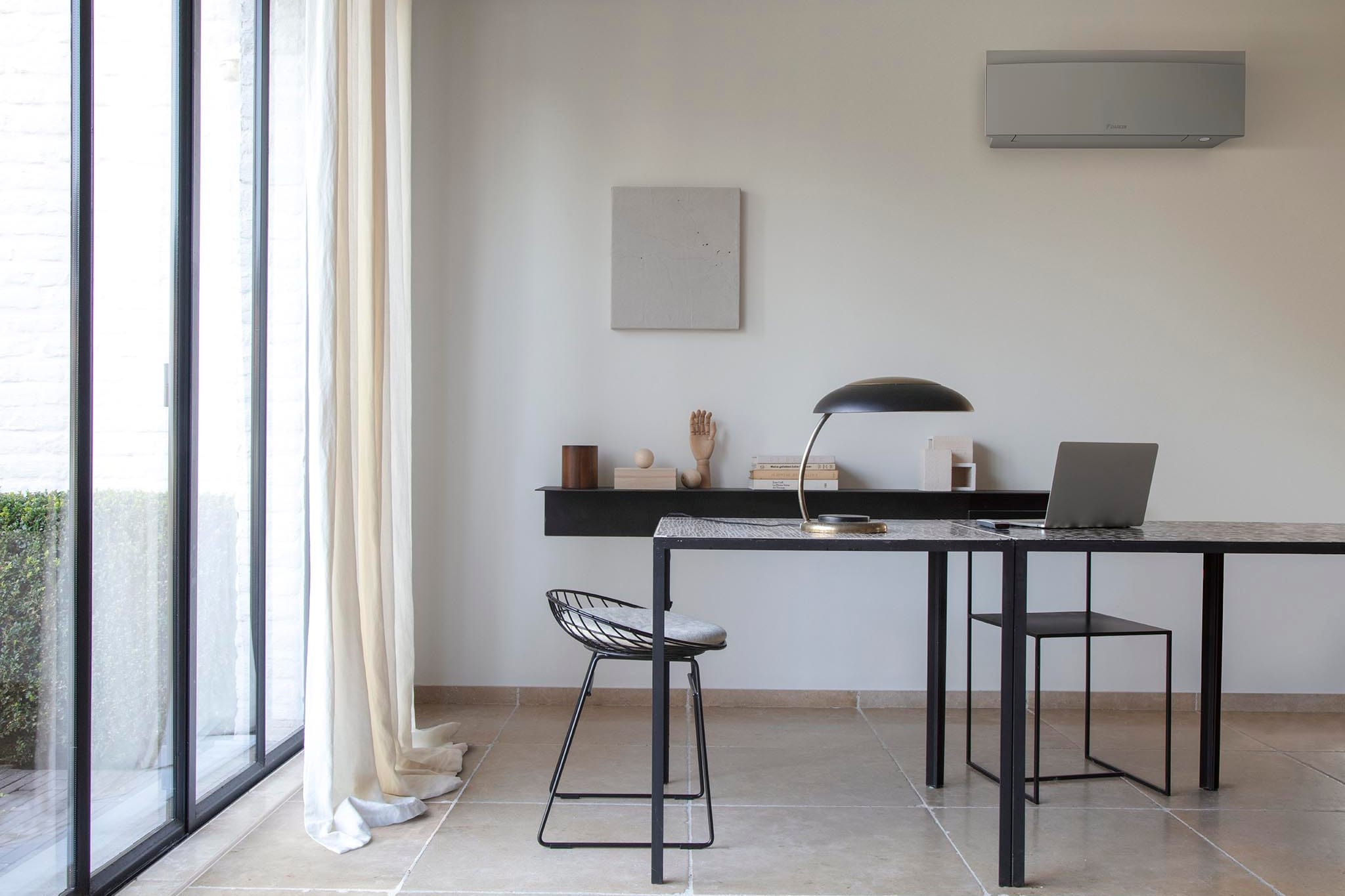 Sidabrinis Daikin Emura FTXJ50AS darbo kabinete
