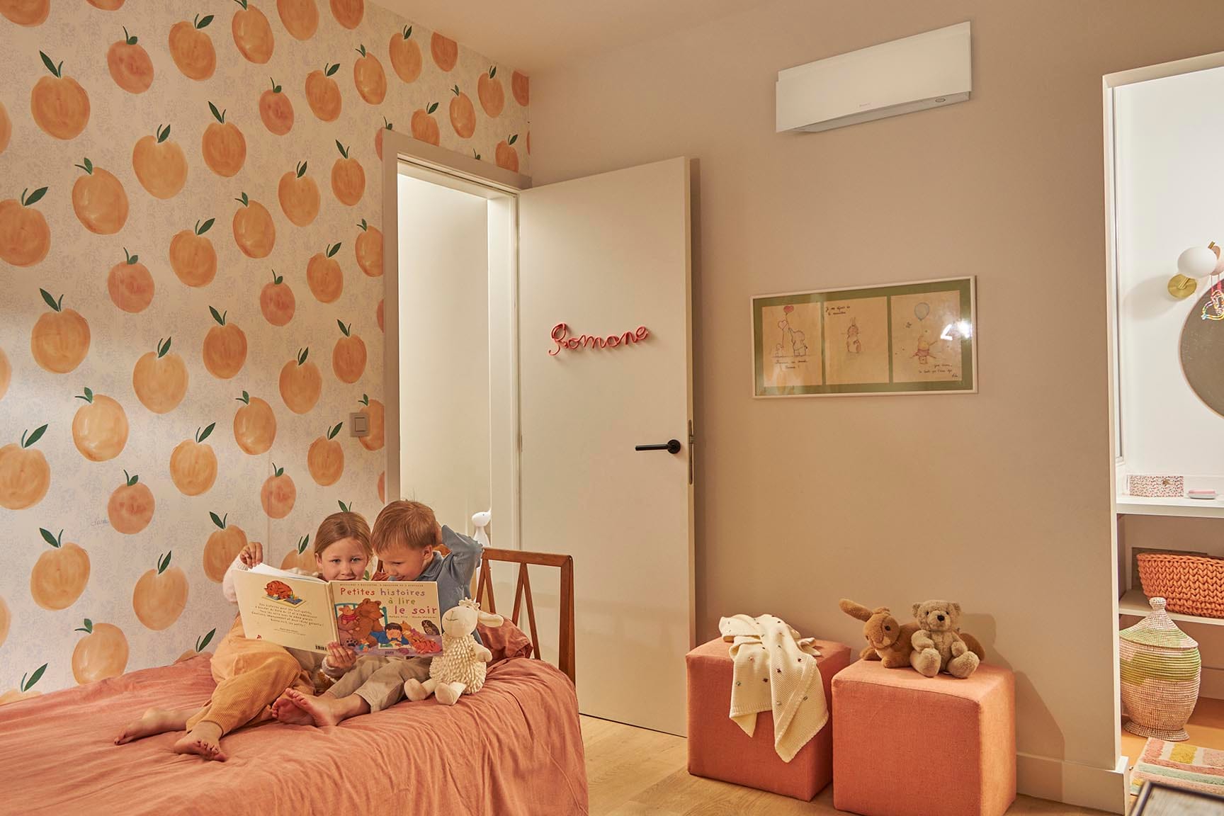 Baltas Daikin NORDIC Emura FTXTJ30AW vaikų kambaryje