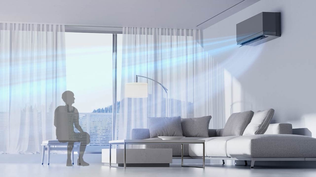 LG ARTCOOL AI Mirror Soft Air AA18SP – AI Air nukreipia oro srautą į kambaryje sėdintį žmogų
