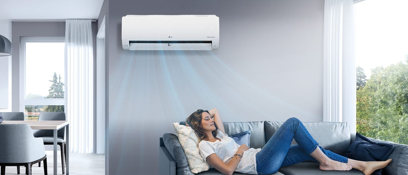 LG DUALCOOL Standard 2 S24EC.NSK + S24EC.U24 baltas oro kondicionierius virš sofos svetainėje