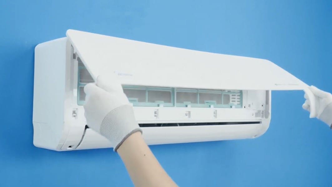 Midea Solstice EZB-24RD6-I – pakėlus priekinį skydelį filtrus lengva išimti ir išvalyti