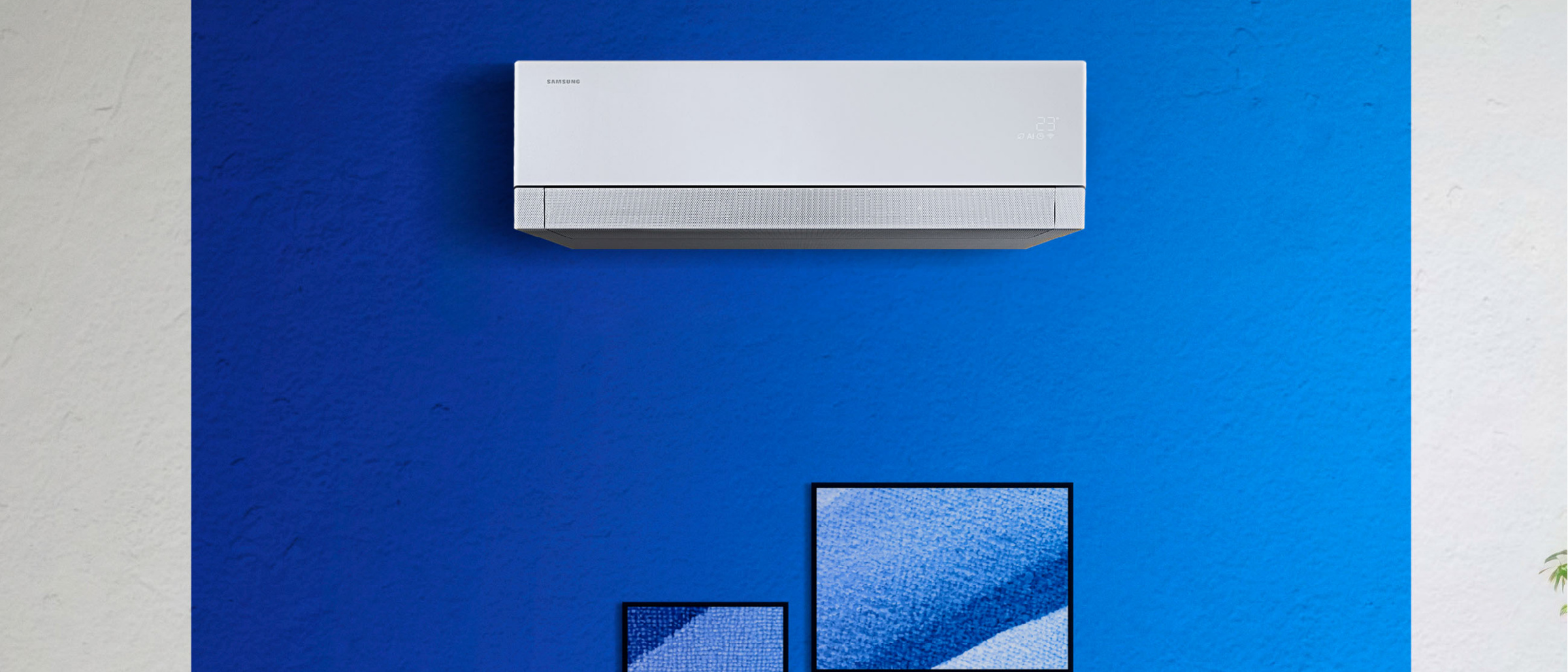 Samsung WindFree Première+ AR70H12CAAWNEU Essential White oro kondicionierius ant mėlynos sienos