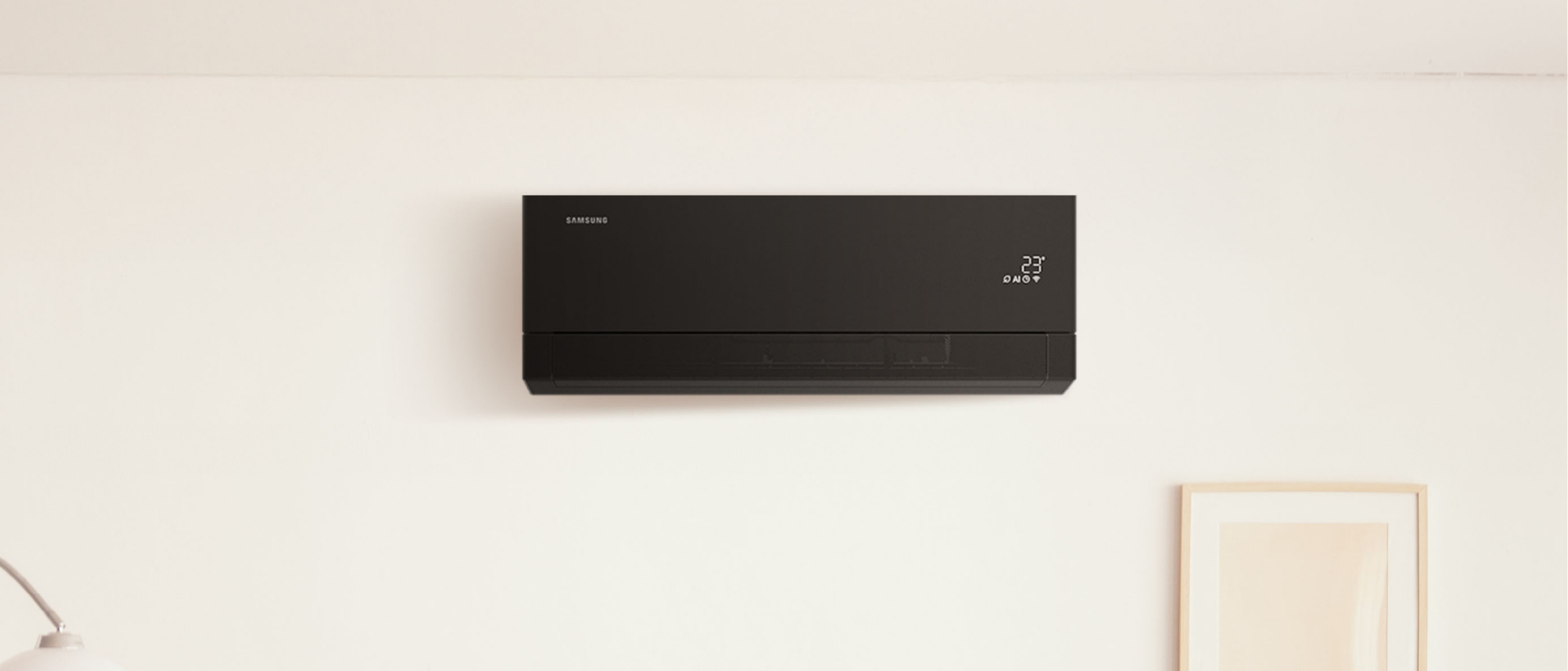Samsung WindFree Première+ AR70H09CAABNEU Soapstone Charcoal oro kondicionierius ant šviesios sienos