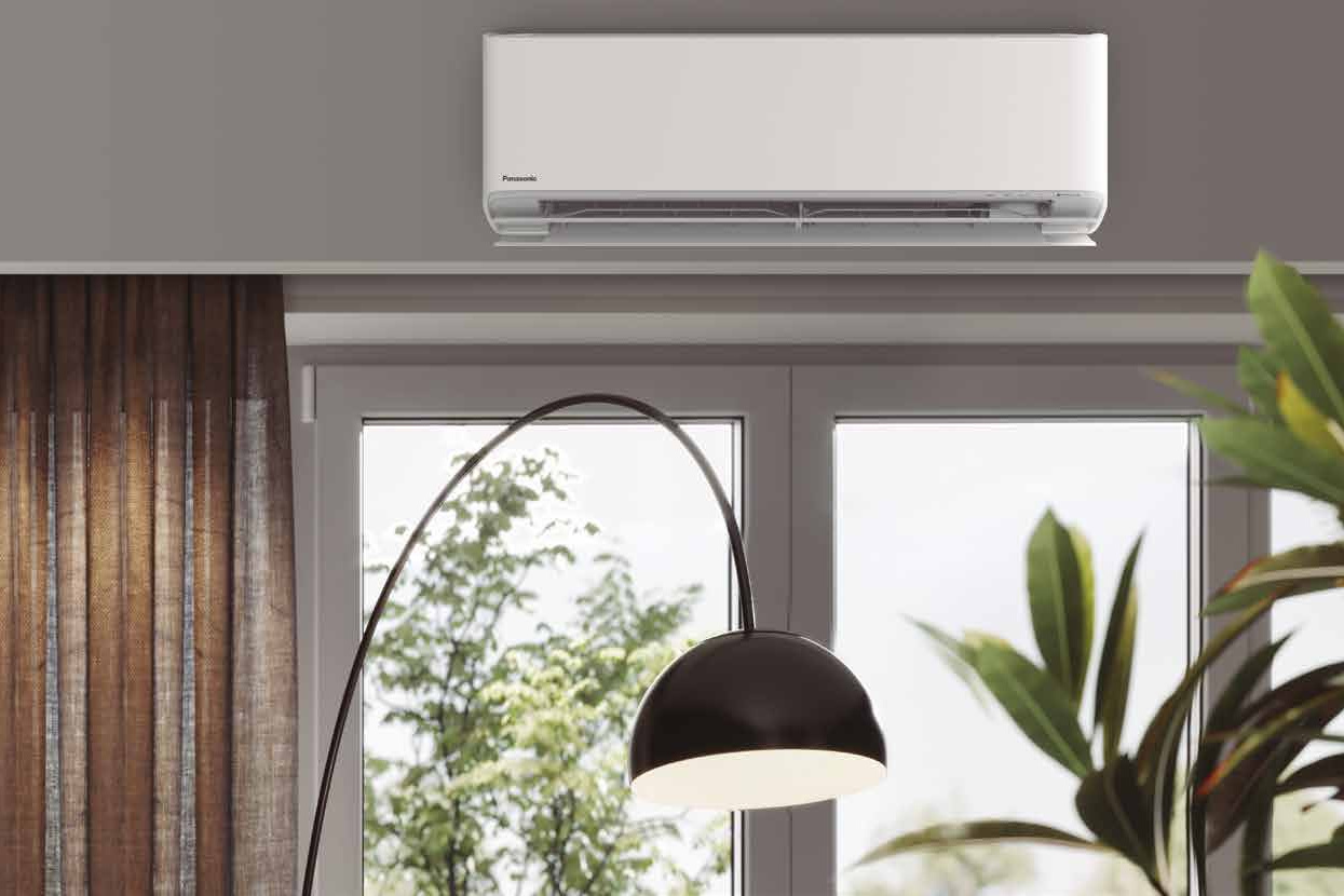 Panasonic Etherea CS-Z35CKEW matinis baltas vidinis blokas su atvertomis Aerowings 2.0 mentelėmis virš balkono durų