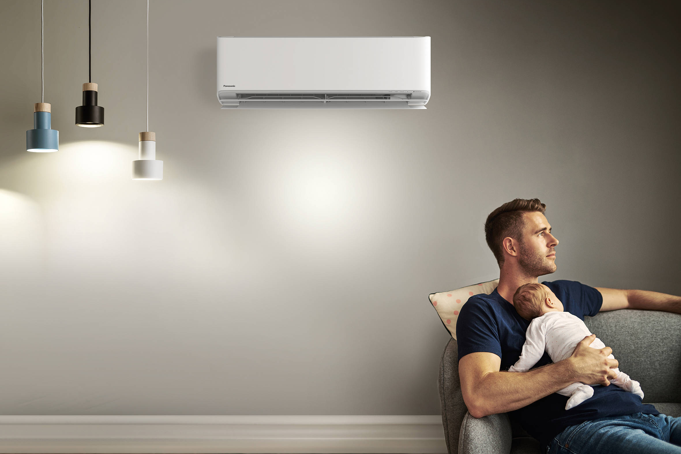 Panasonic Etherea CS-Z35CKEW matinis baltas šilumos siurblys svetainėje – tėtis su kūdikiu jaukioje šilumoje