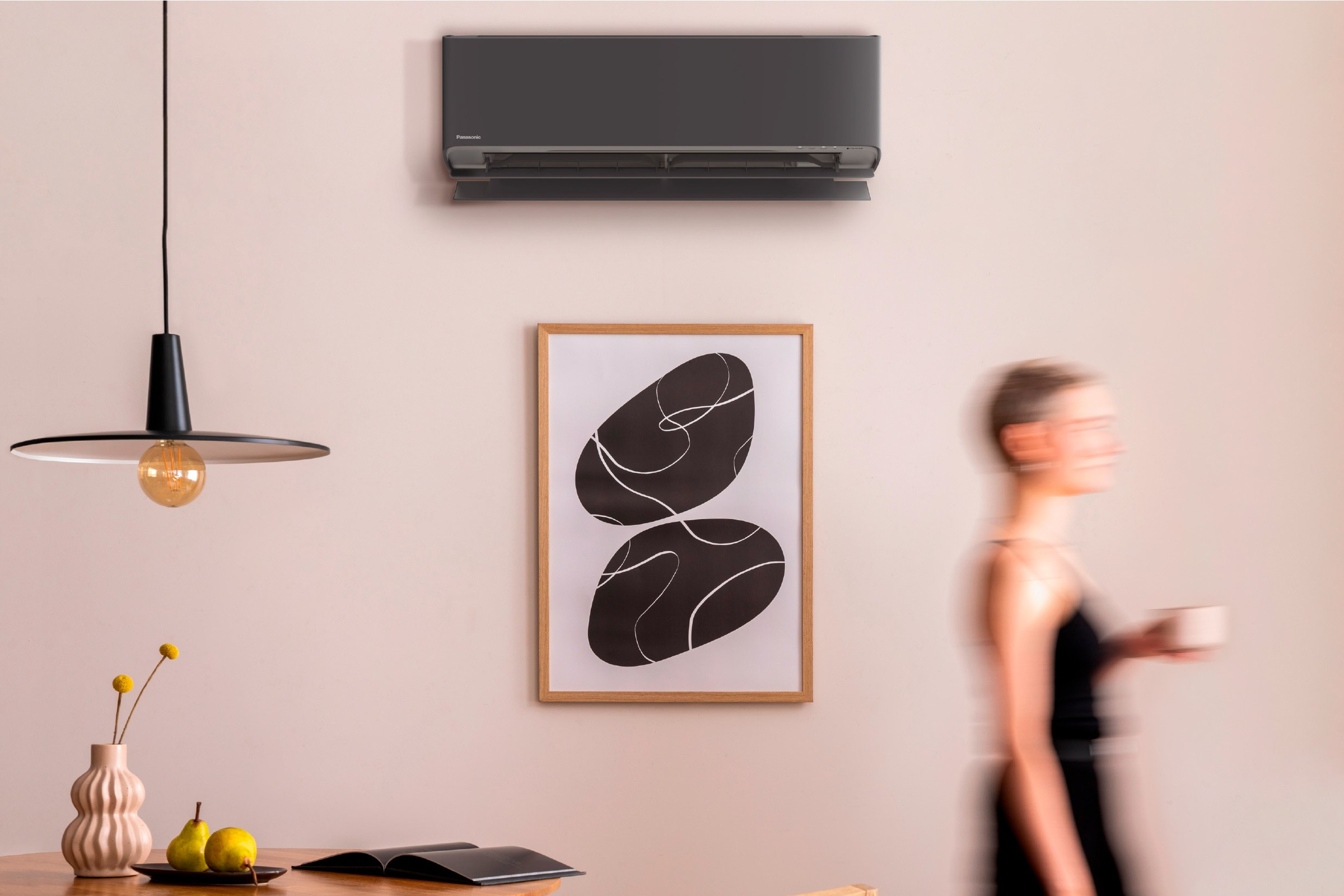 Panasonic Etherea CS-XZ35CKEW-H grafito pilkas monolitinis korpusas ant rausvos sienos valgomajame