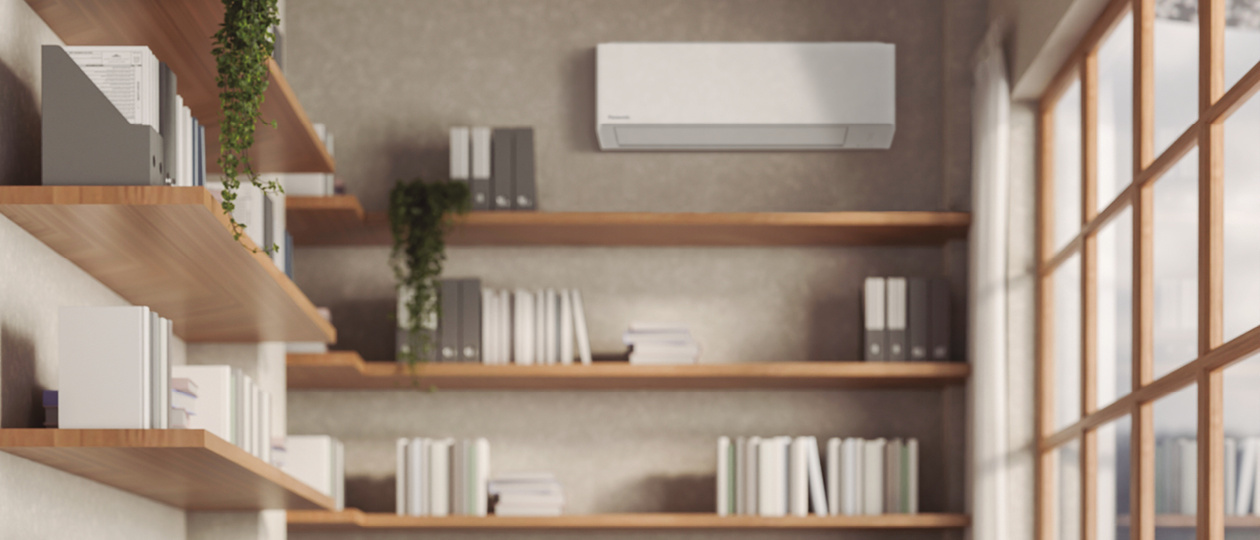 Panasonic TZ oro kondicionierius CS-TZ25CKEW + CU-TZ25CKE namų bibliotekoje su medinėmis lentynomis