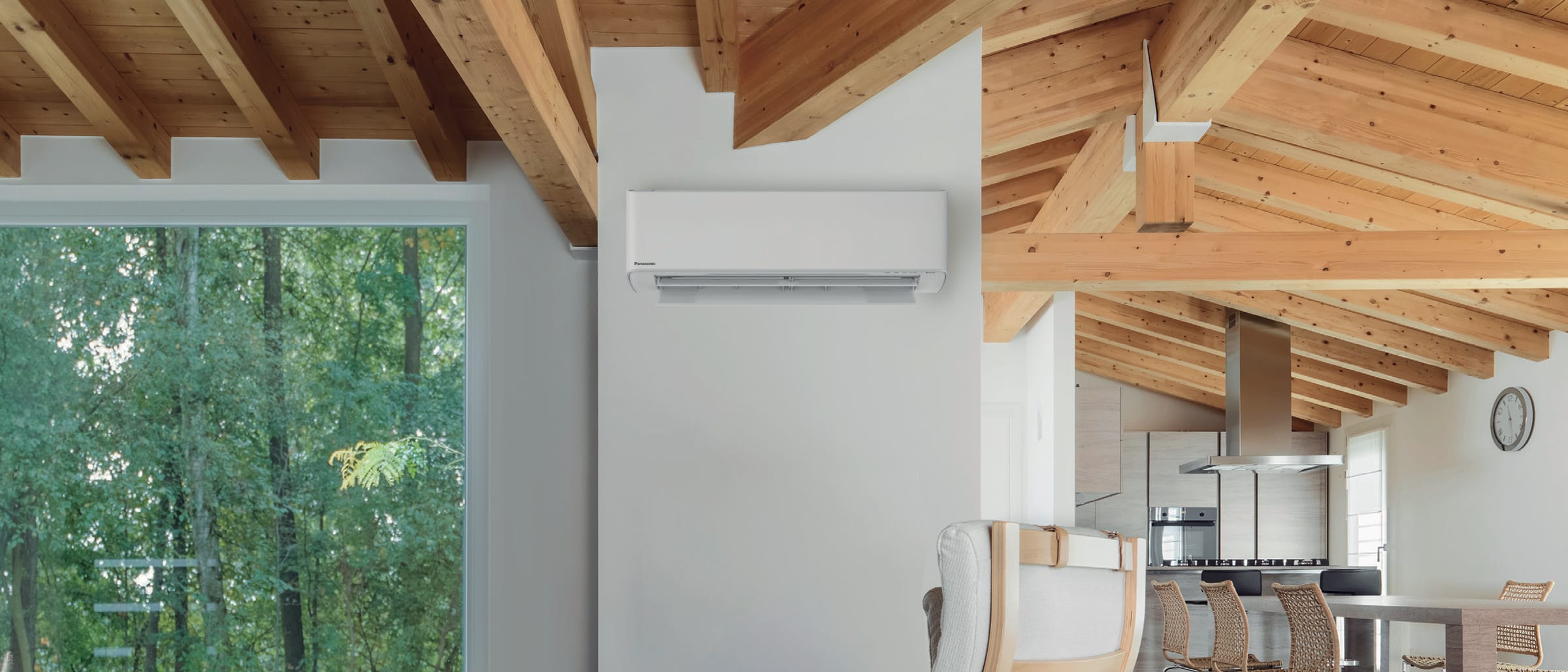 Panasonic Etherea NZ šilumos siurblys CS-NZ25YKE-1 + CU-NZ25YKE skandinaviškoje palėpėje su mediniu foteliu ir vaizdu į mišką