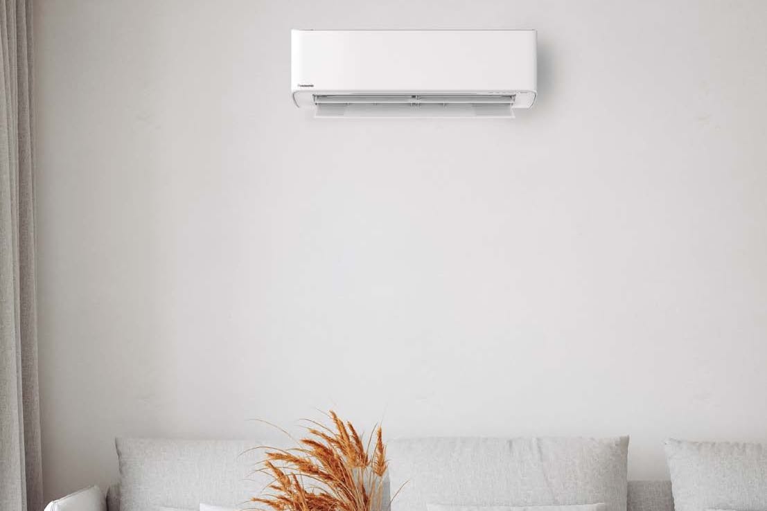 Panasonic Etherea NZ CS-NZ25YKE-1 baltas vidinis blokas šviesioje svetainėje