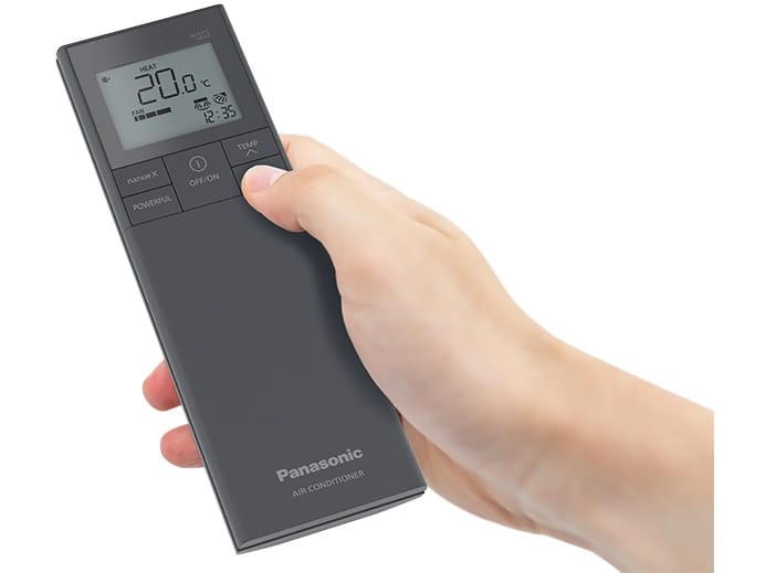 Panasonic HZ Flagship CS-HZ25ZKE-H grafito pilkas pultelis su apšvietimu rankoje