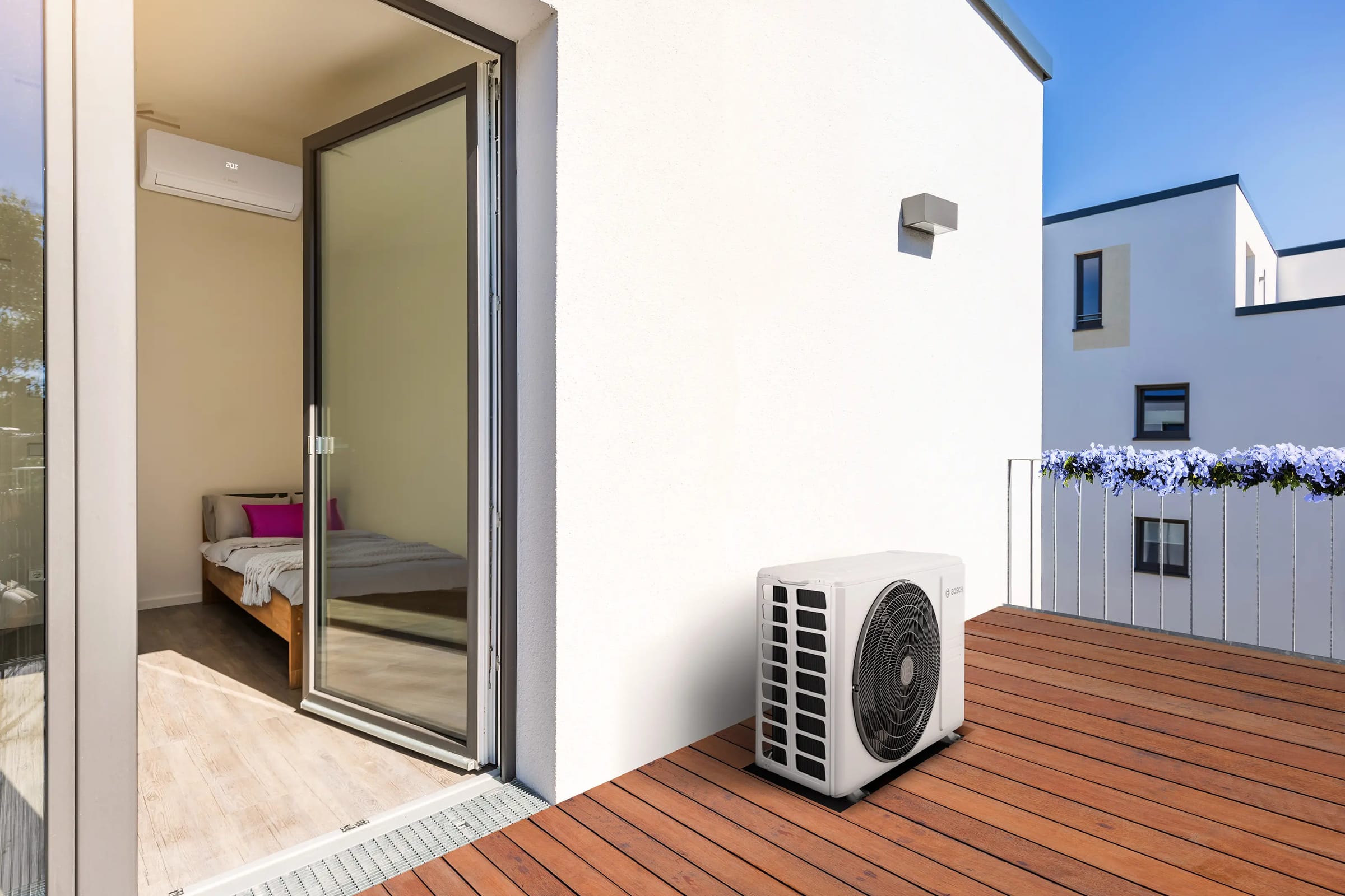Bosch Climate 3200i lauko blokas CL3000i 70 E ant medinės terasos prie balkono durų
