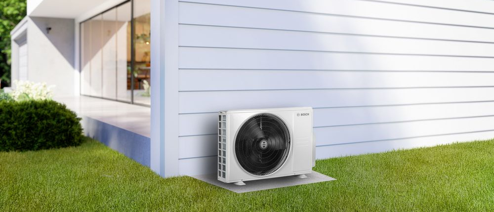 Bosch Climate 5000 M multi-split lauko blokas CL5000M 125/5 E ant veją apsuptos aikštelės prie modernaus namo