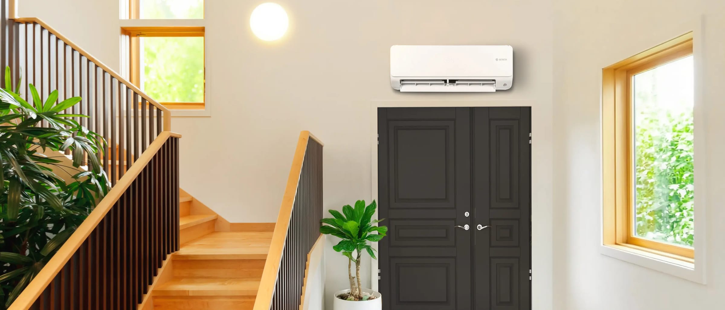 Bosch Climate 6102i šilumos siurblys CL6102i W 70 HE + CL6102i 70 HE šviesiame prieškambaryje virš durų