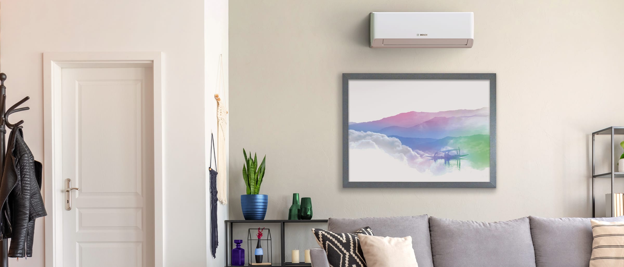 Baltos spalvos Bosch Climate 7100i šilumos siurblys CL7100i W 50 HE + CL7100i 50 HE svetainėje virš paveikslo
